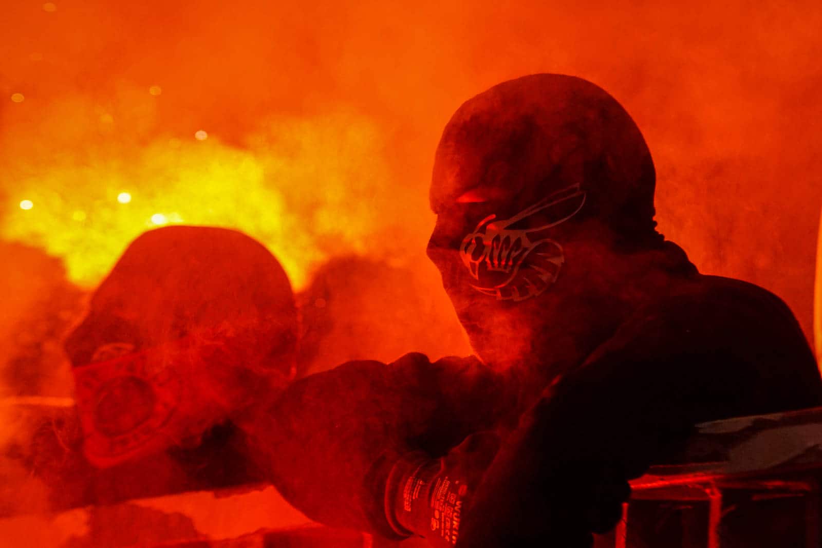Pyroshows in de sneeuw; bijzondere avond bij derby Sankt Pauli – HSV