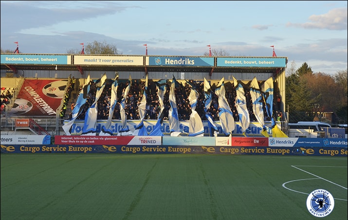 Geniale actie van Brigata Tifosi van De Graafschap bij TOP Oss