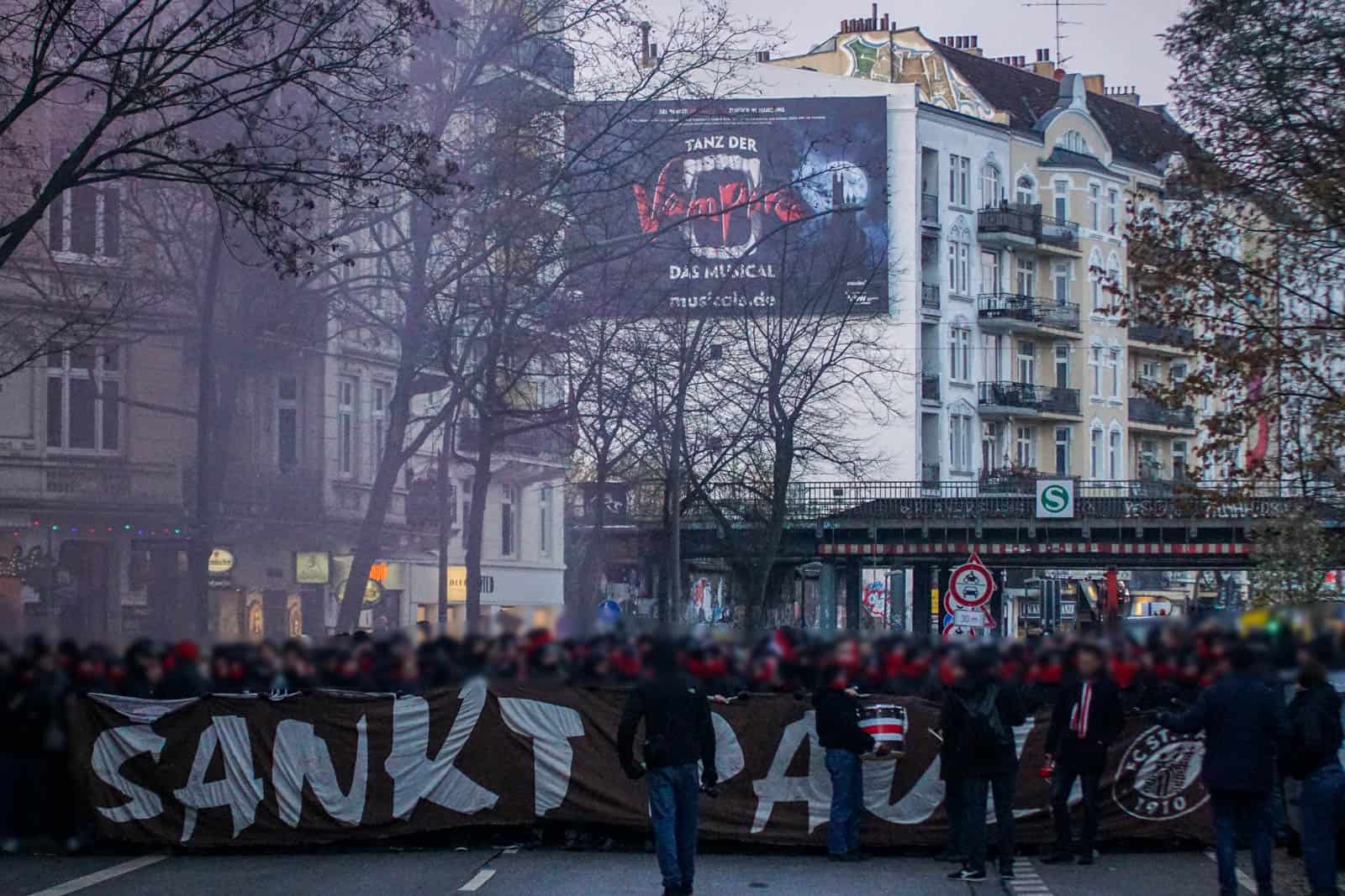 Pyroshows in de sneeuw; bijzondere avond bij derby Sankt Pauli – HSV