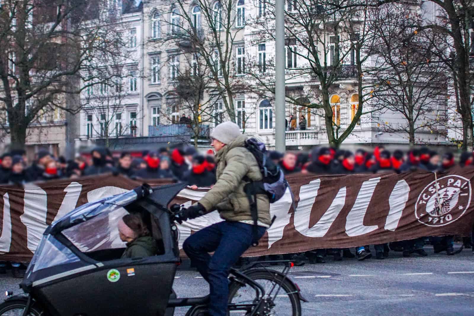 Pyroshows in de sneeuw; bijzondere avond bij derby Sankt Pauli – HSV