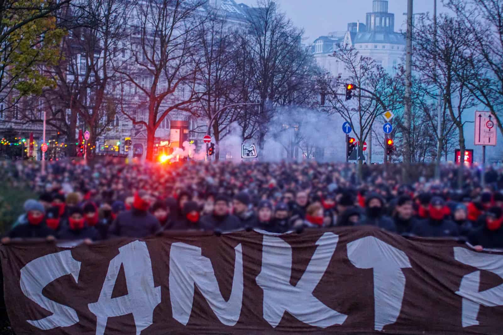 Pyroshows in de sneeuw; bijzondere avond bij derby Sankt Pauli – HSV