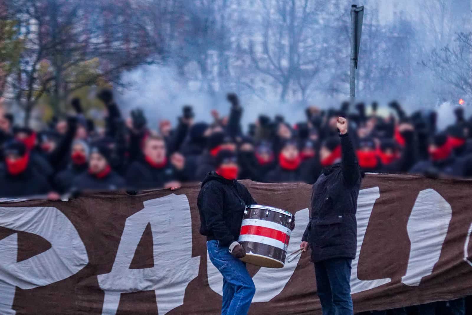 Pyroshows in de sneeuw; bijzondere avond bij derby Sankt Pauli – HSV