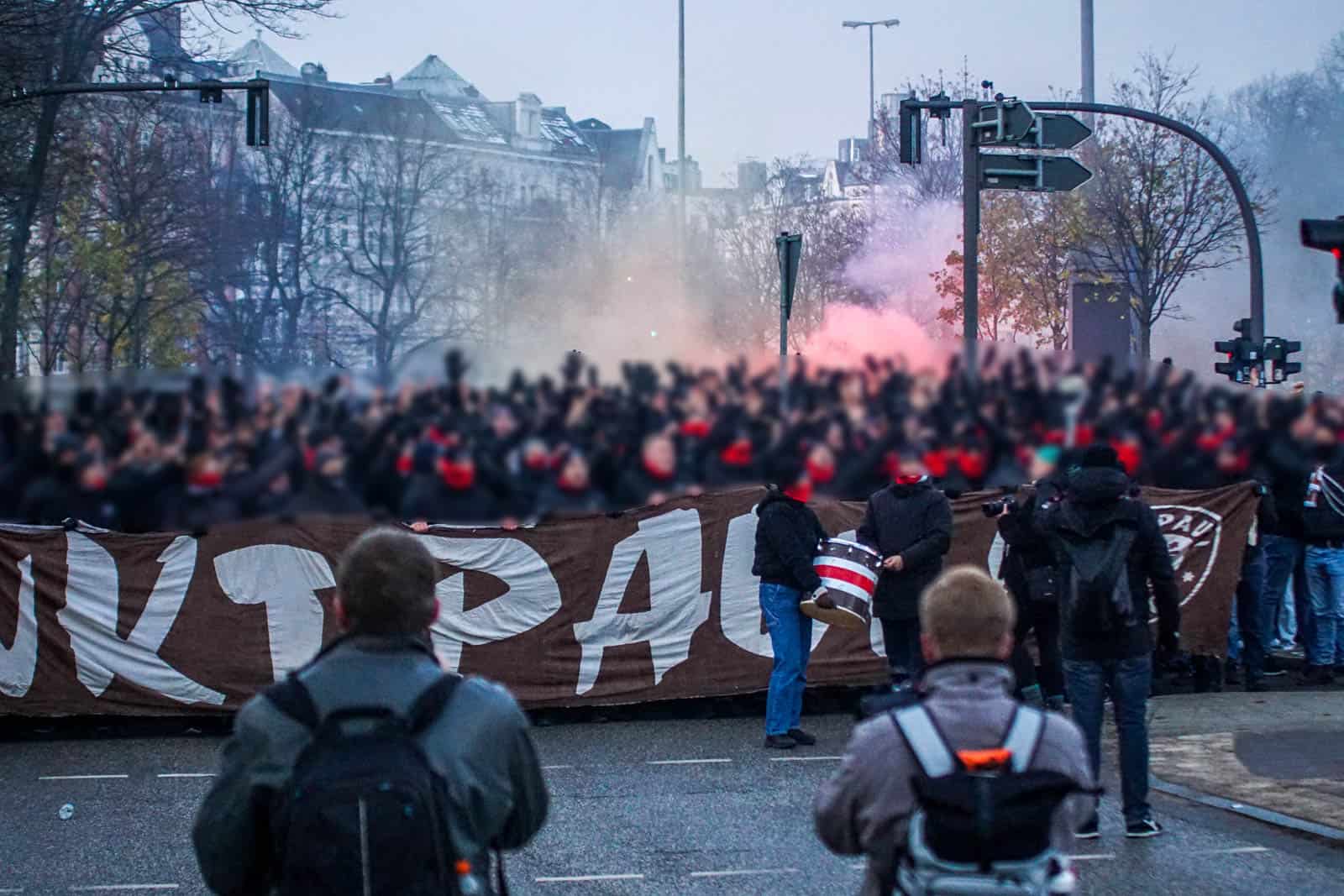 Pyroshows in de sneeuw; bijzondere avond bij derby Sankt Pauli – HSV