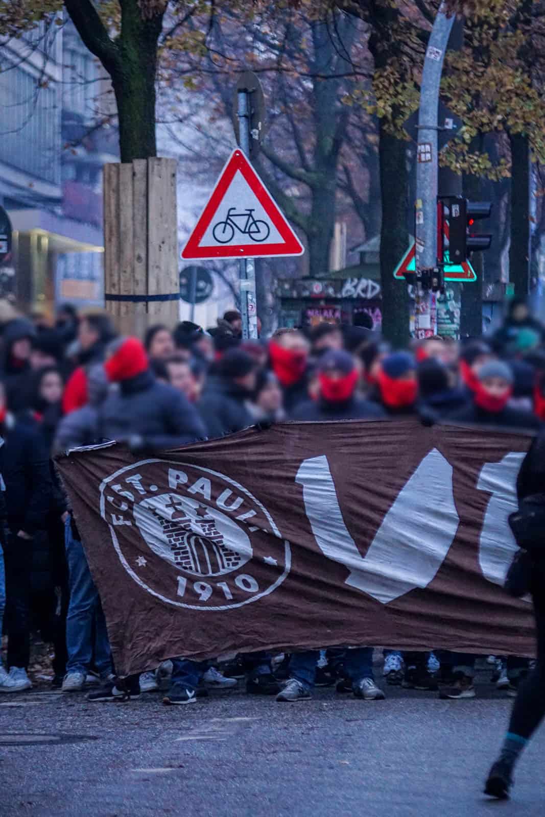 Pyroshows in de sneeuw; bijzondere avond bij derby Sankt Pauli – HSV