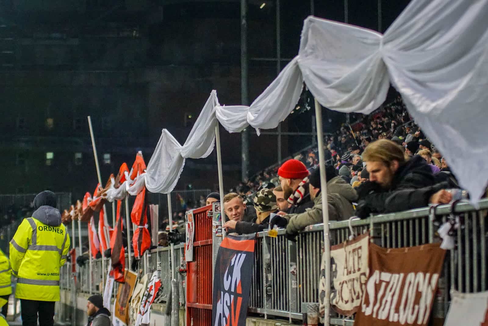 Pyroshows in de sneeuw; bijzondere avond bij derby Sankt Pauli – HSV