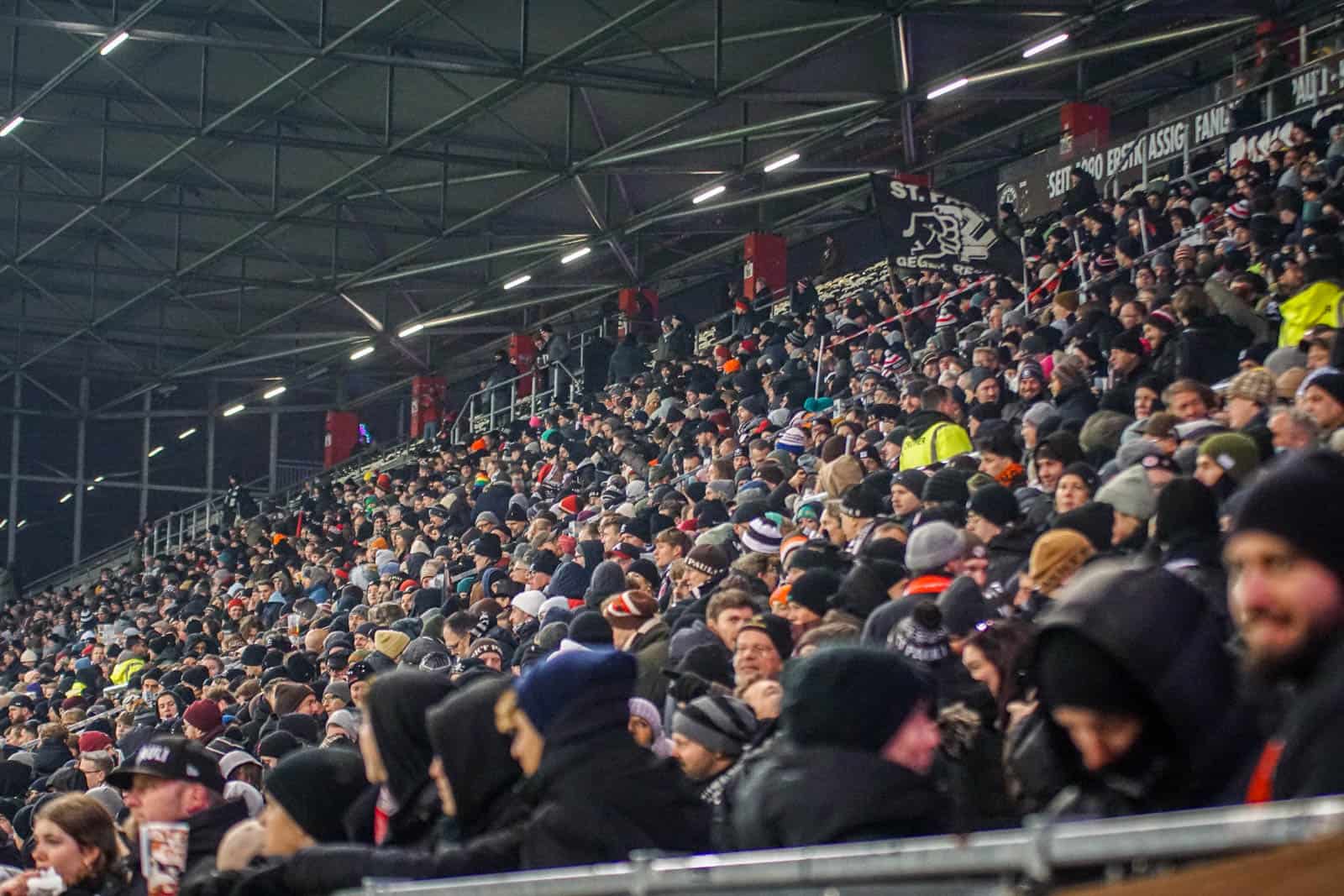 Pyroshows in de sneeuw; bijzondere avond bij derby Sankt Pauli – HSV
