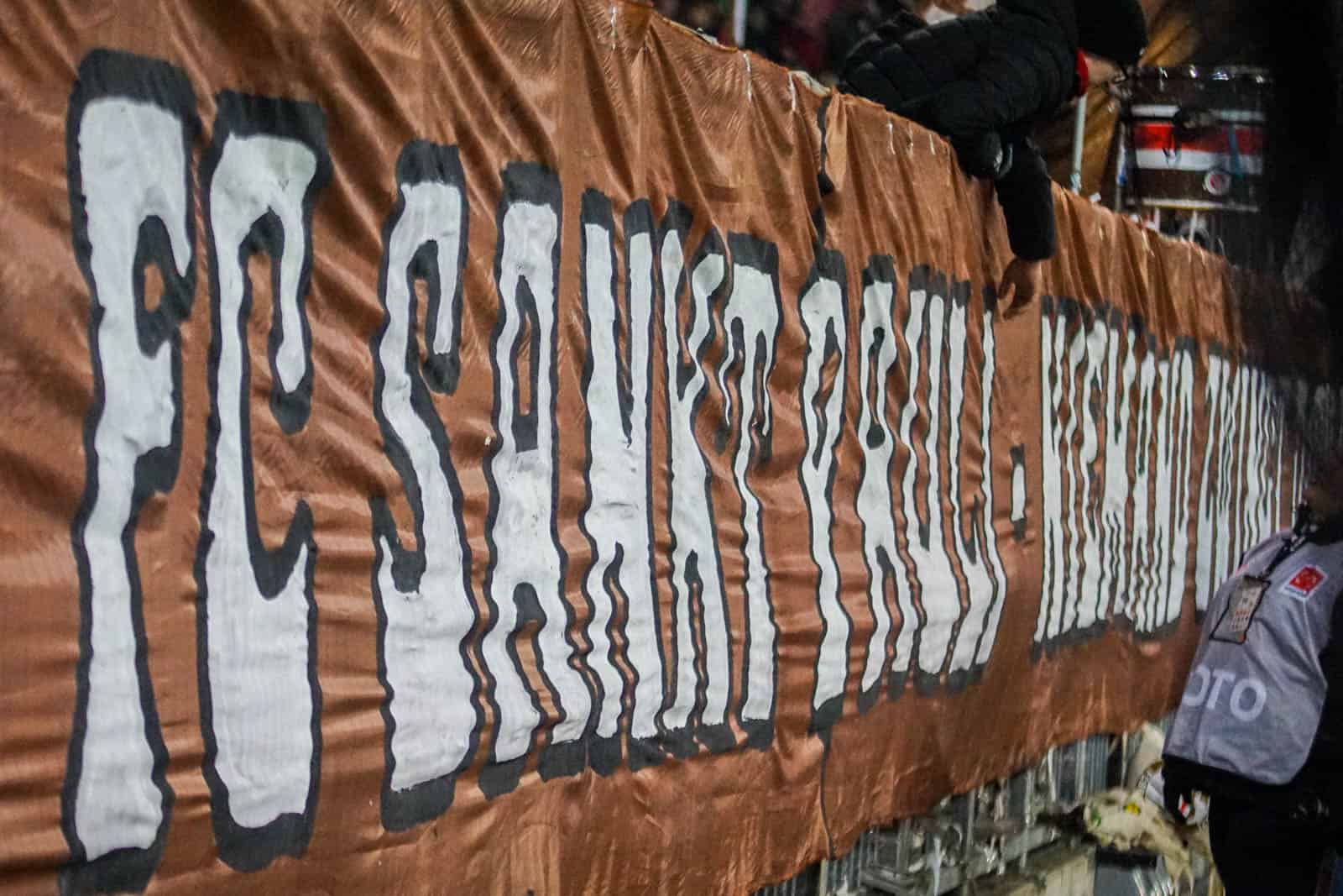 Pyroshows in de sneeuw; bijzondere avond bij derby Sankt Pauli – HSV