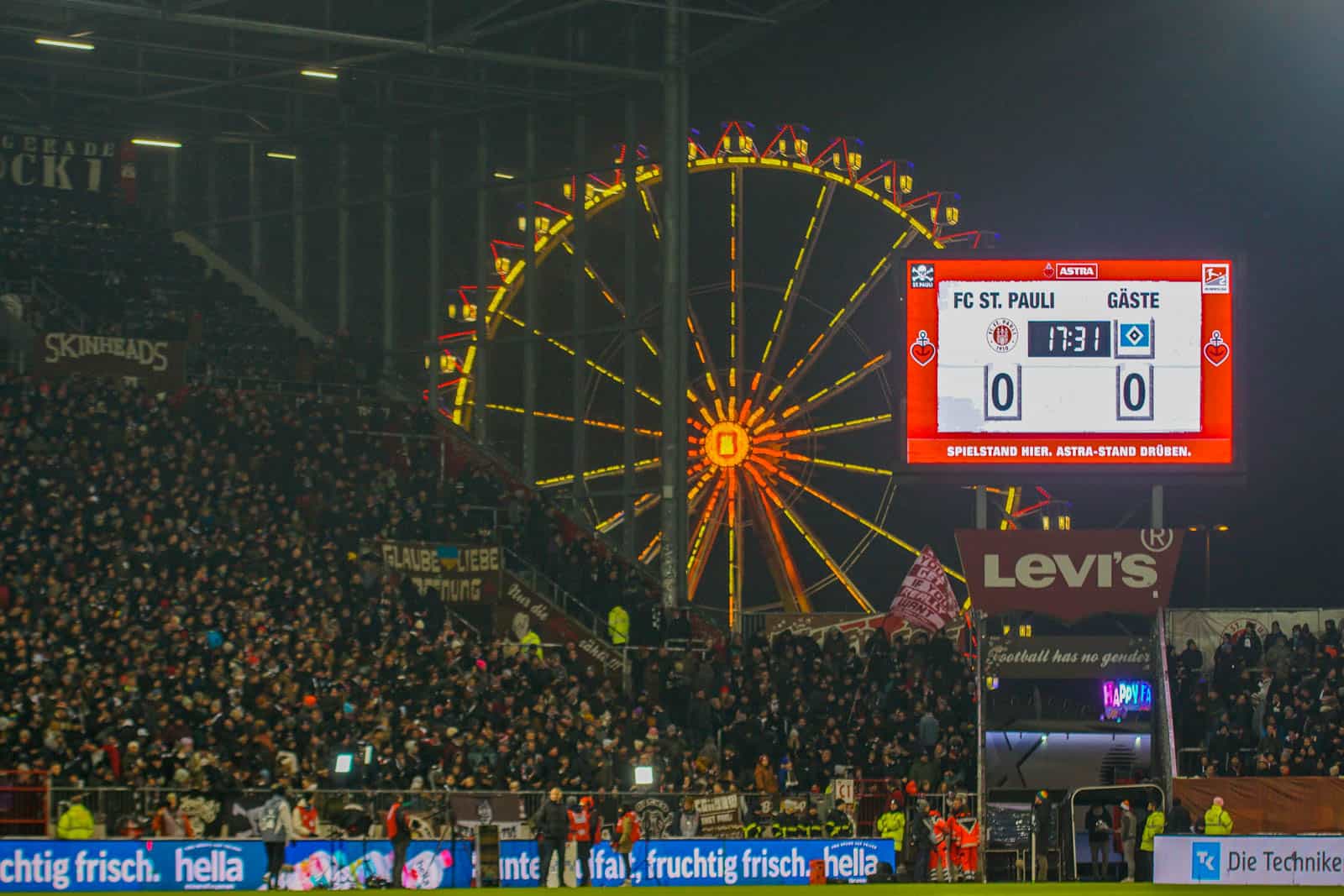 Pyroshows in de sneeuw; bijzondere avond bij derby Sankt Pauli – HSV