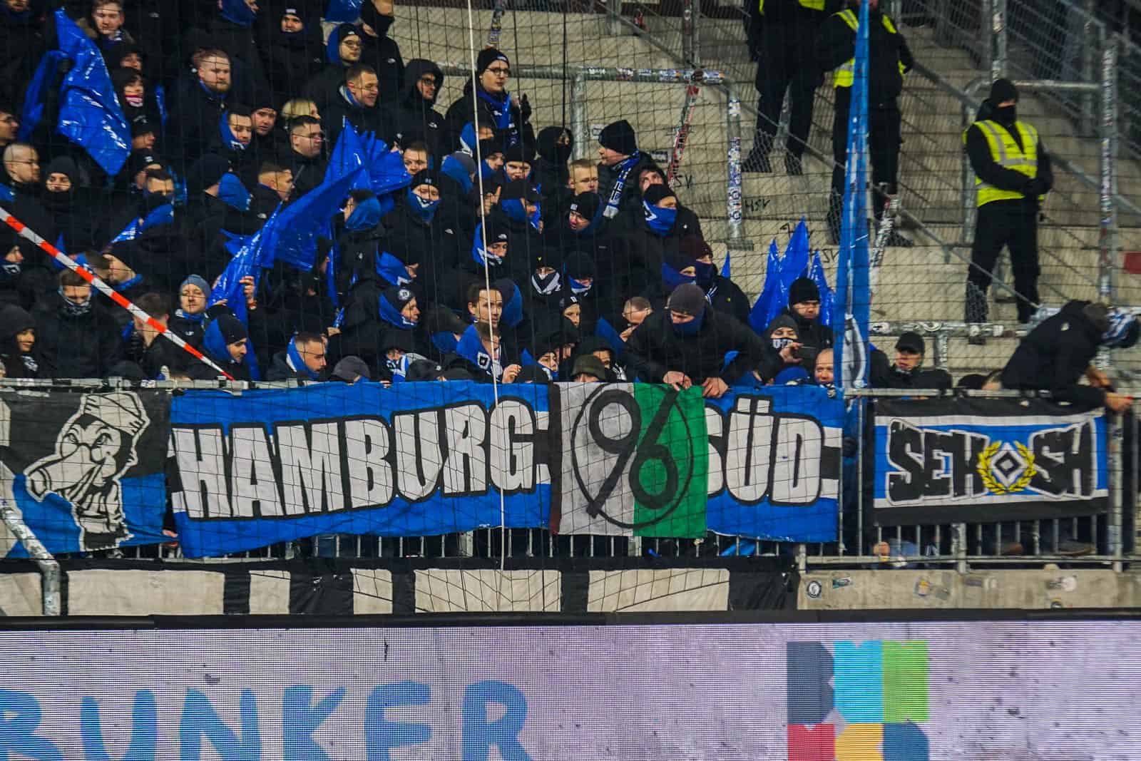 Pyroshows in de sneeuw; bijzondere avond bij derby Sankt Pauli – HSV