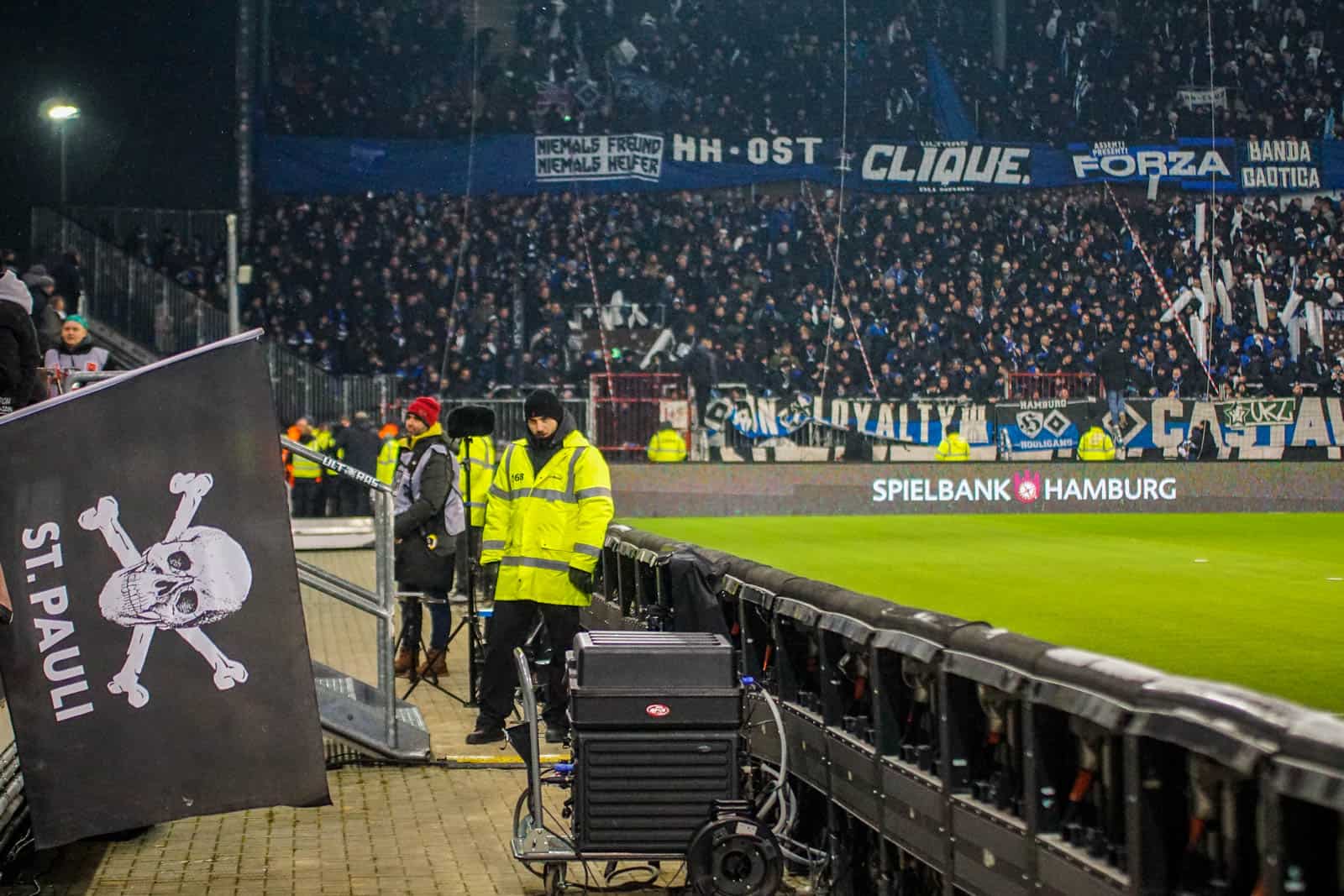 Pyroshows in de sneeuw; bijzondere avond bij derby Sankt Pauli – HSV