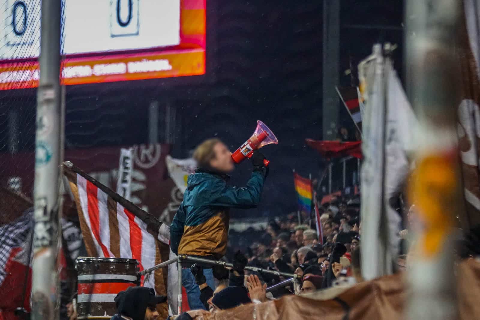 Pyroshows in de sneeuw; bijzondere avond bij derby Sankt Pauli – HSV