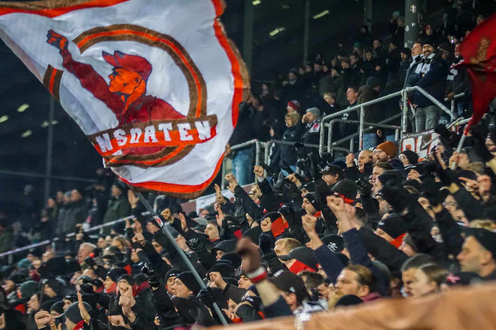Pyroshows in de sneeuw; bijzondere avond bij derby Sankt Pauli – HSV