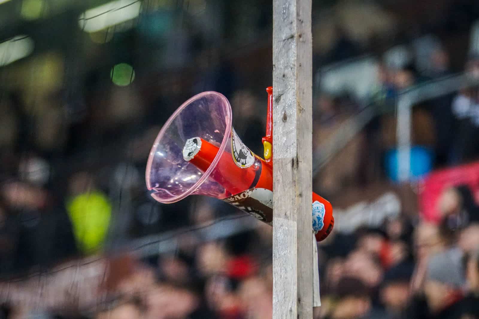 Pyroshows in de sneeuw; bijzondere avond bij derby Sankt Pauli – HSV