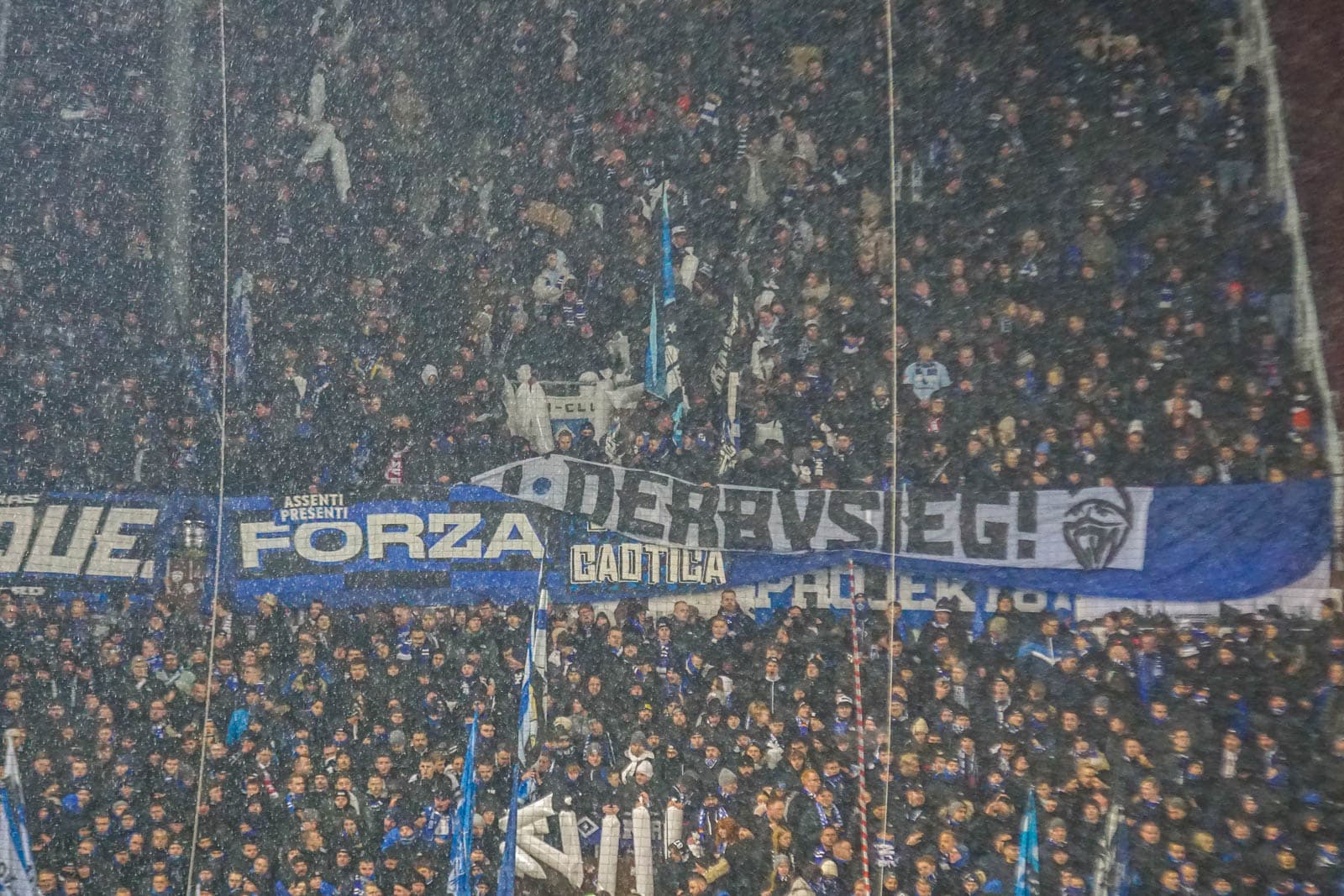 Pyroshows in de sneeuw; bijzondere avond bij derby Sankt Pauli – HSV