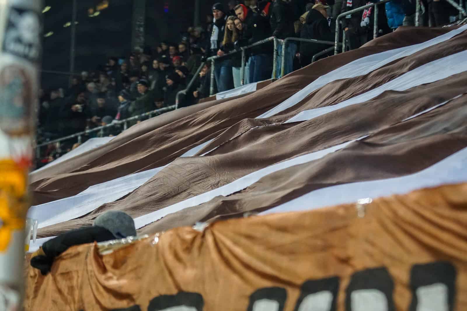 Pyroshows in de sneeuw; bijzondere avond bij derby Sankt Pauli – HSV