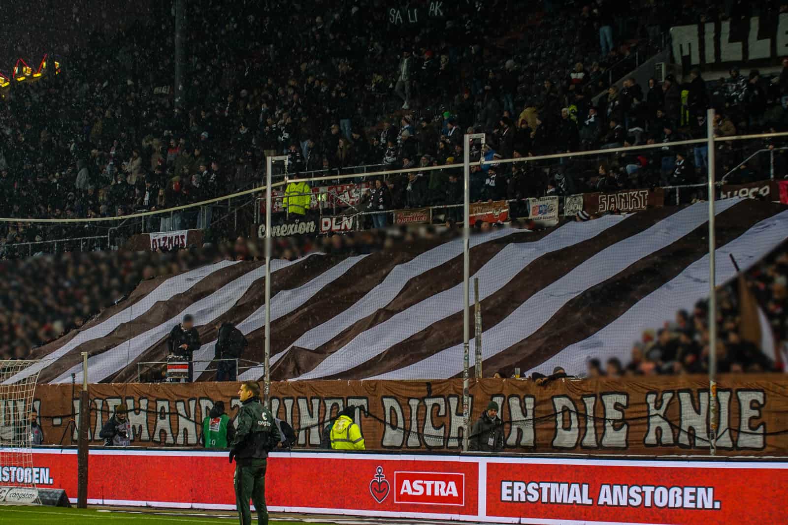 Pyroshows in de sneeuw; bijzondere avond bij derby Sankt Pauli – HSV