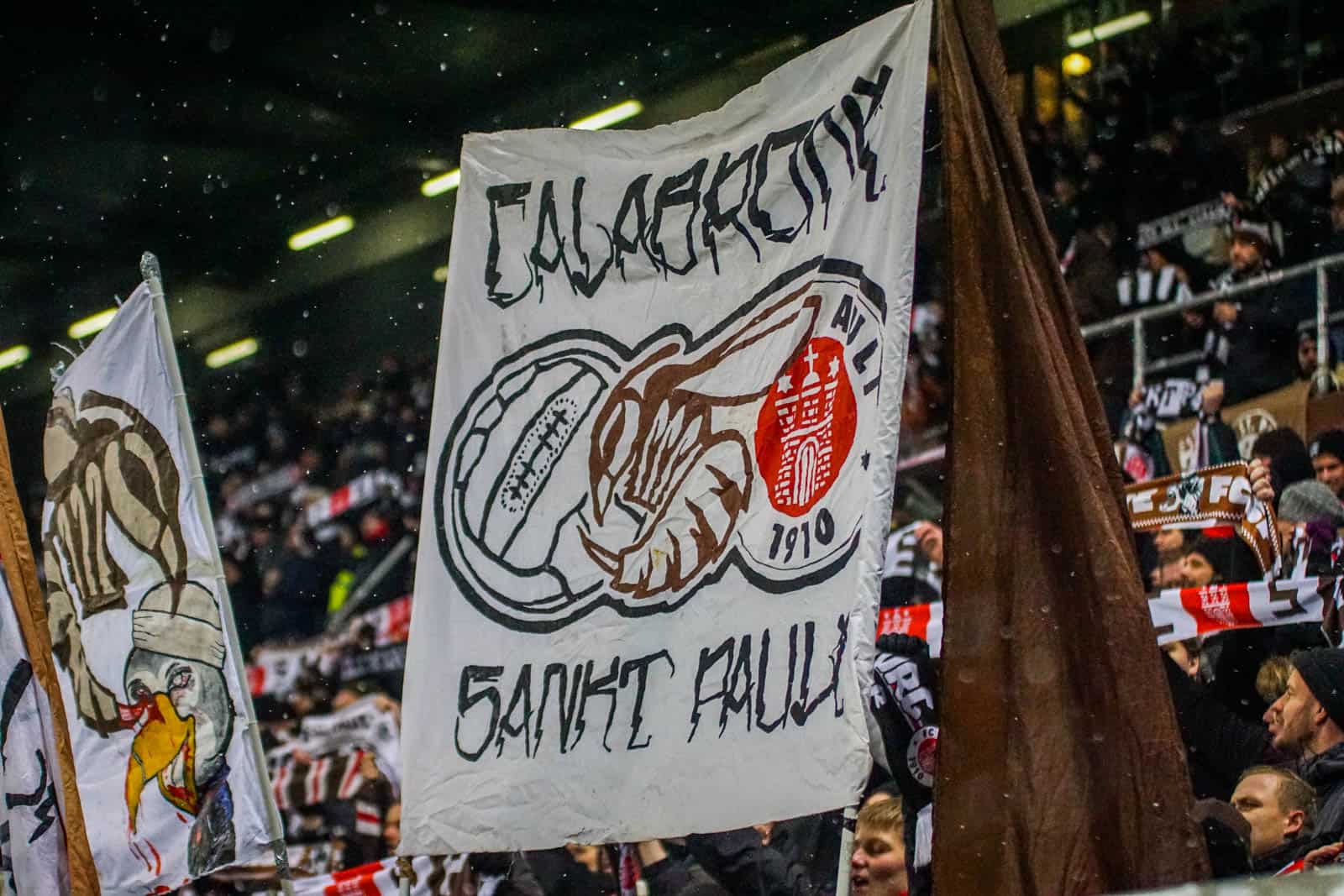 Pyroshows in de sneeuw; bijzondere avond bij derby Sankt Pauli – HSV