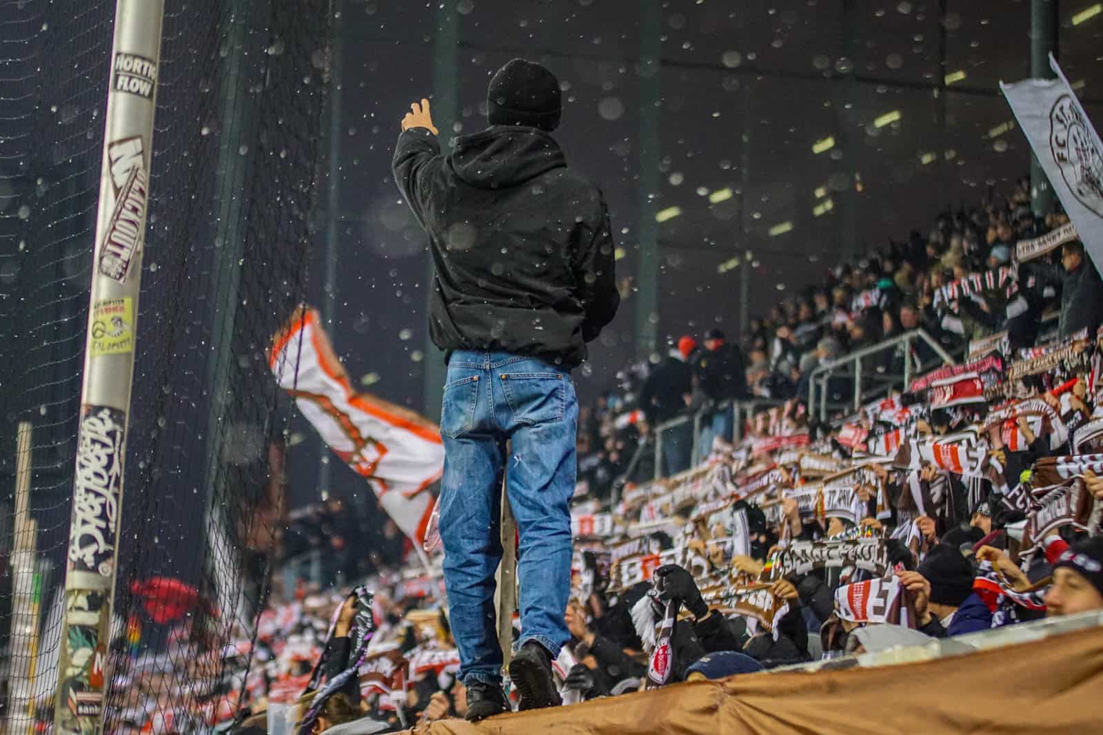 Pyroshows in de sneeuw; bijzondere avond bij derby Sankt Pauli – HSV