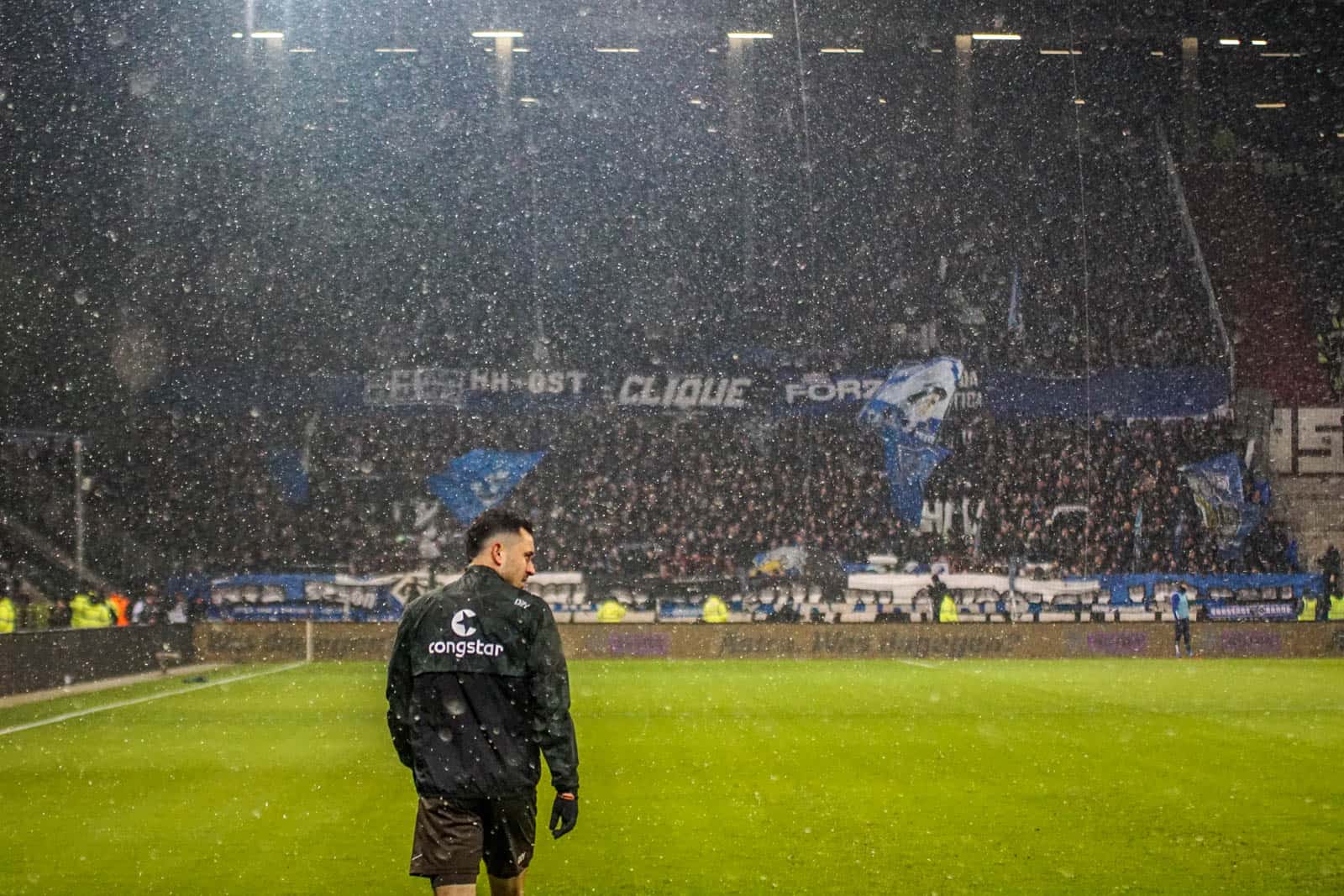 Pyroshows in de sneeuw; bijzondere avond bij derby Sankt Pauli – HSV