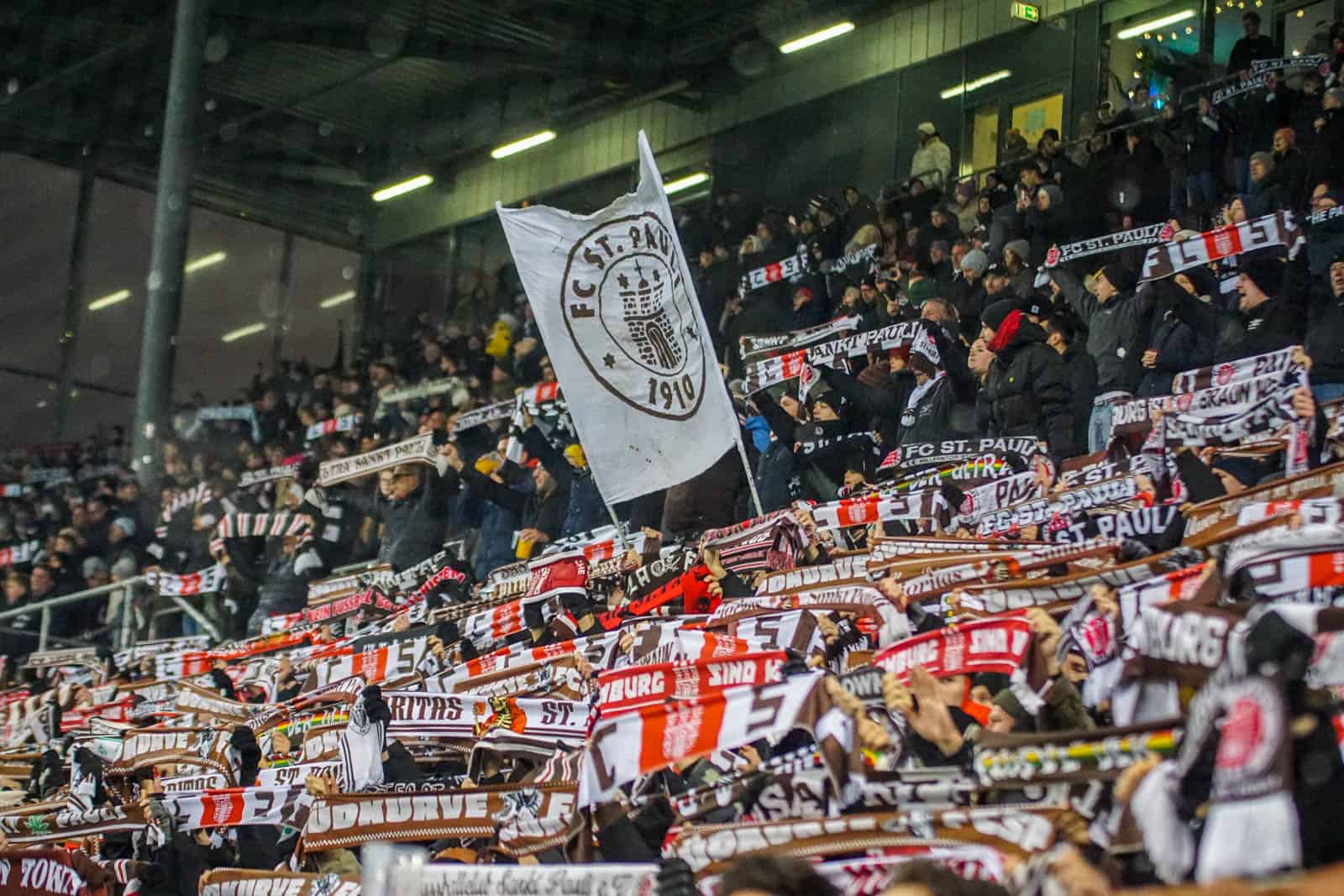 Pyroshows in de sneeuw; bijzondere avond bij derby Sankt Pauli – HSV