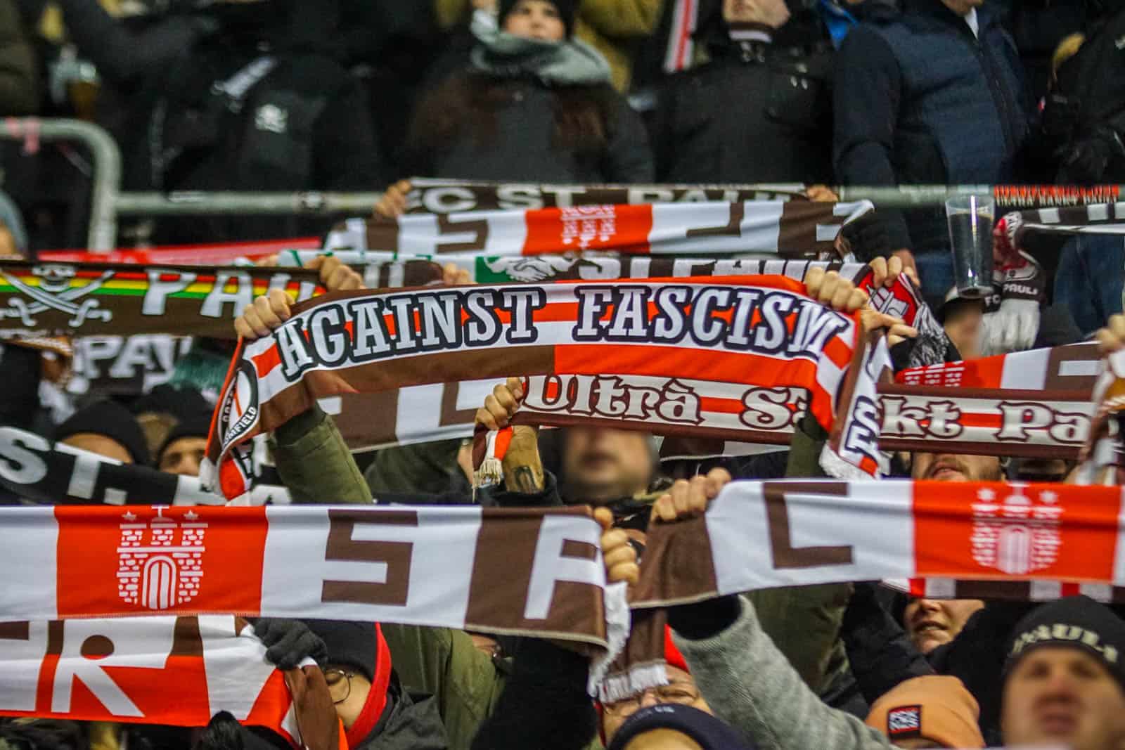 Pyroshows in de sneeuw; bijzondere avond bij derby Sankt Pauli – HSV