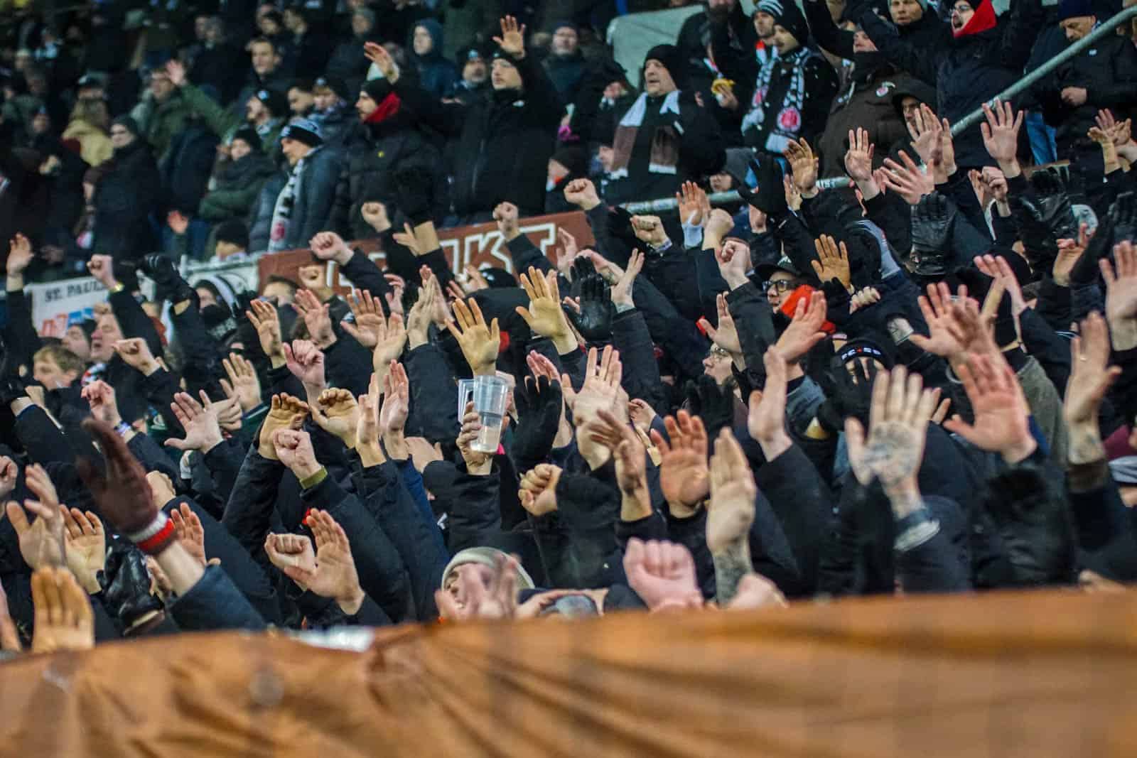 Pyroshows in de sneeuw; bijzondere avond bij derby Sankt Pauli – HSV