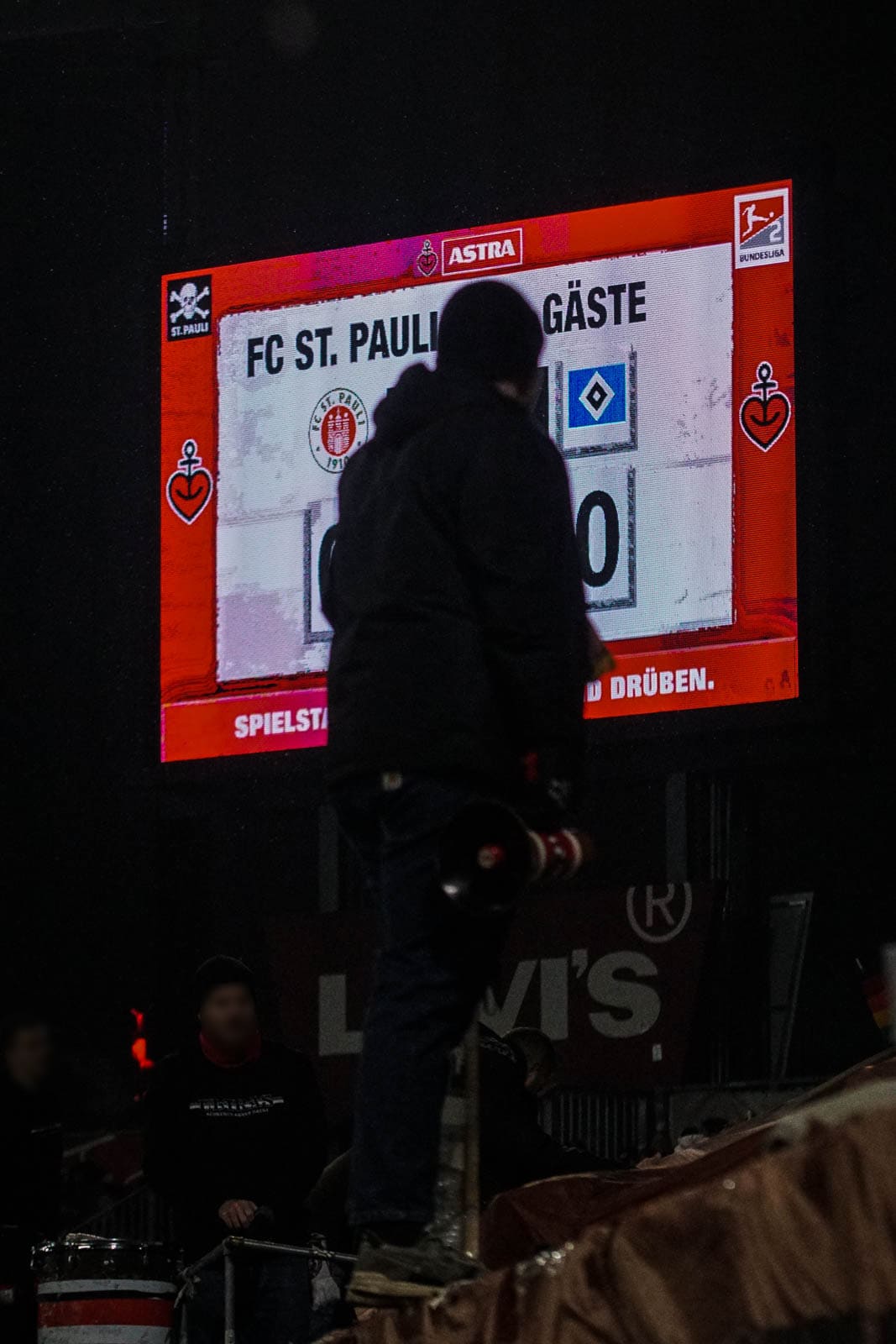 Pyroshows in de sneeuw; bijzondere avond bij derby Sankt Pauli – HSV