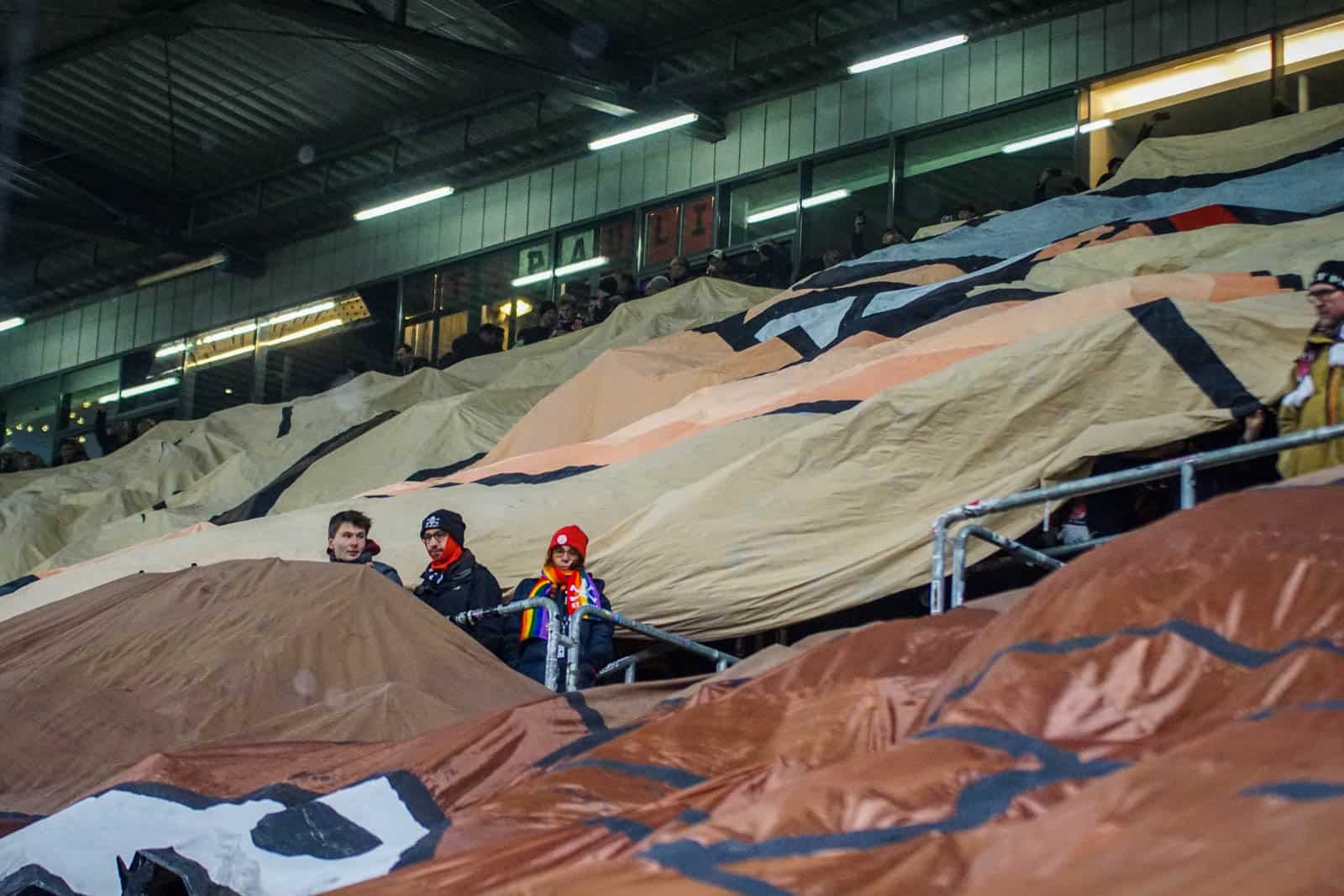 Pyroshows in de sneeuw; bijzondere avond bij derby Sankt Pauli – HSV