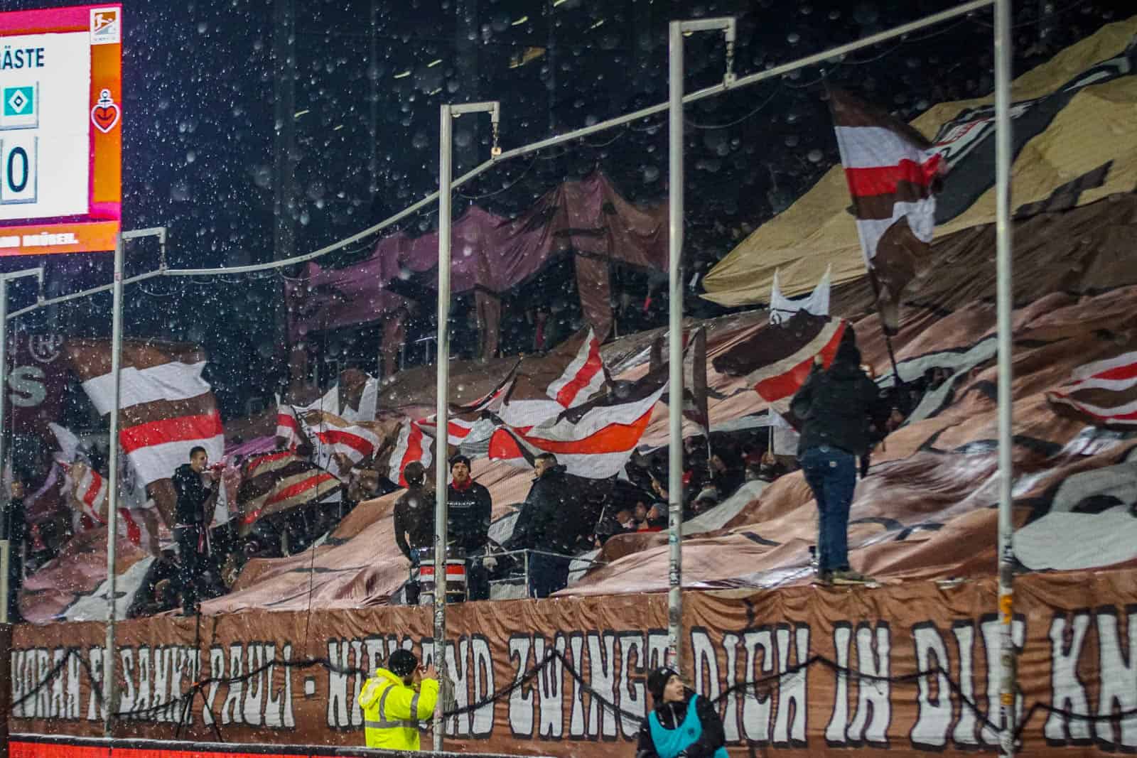 Pyroshows in de sneeuw; bijzondere avond bij derby Sankt Pauli – HSV