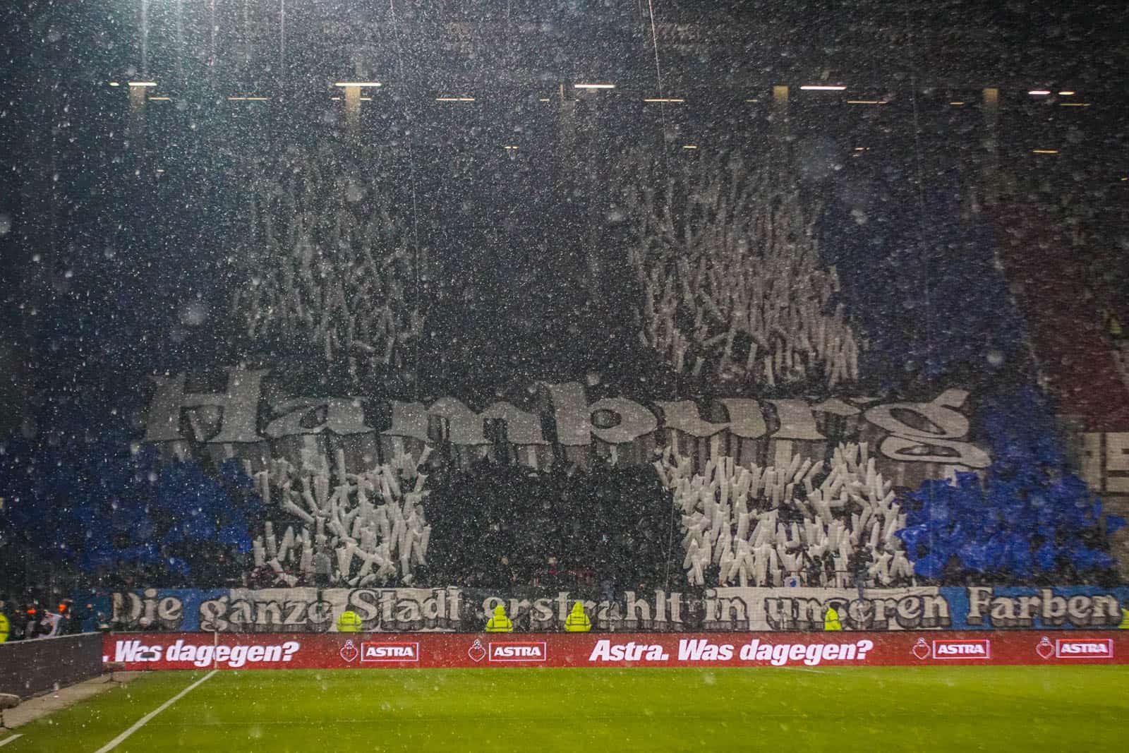 Pyroshows in de sneeuw; bijzondere avond bij derby Sankt Pauli – HSV