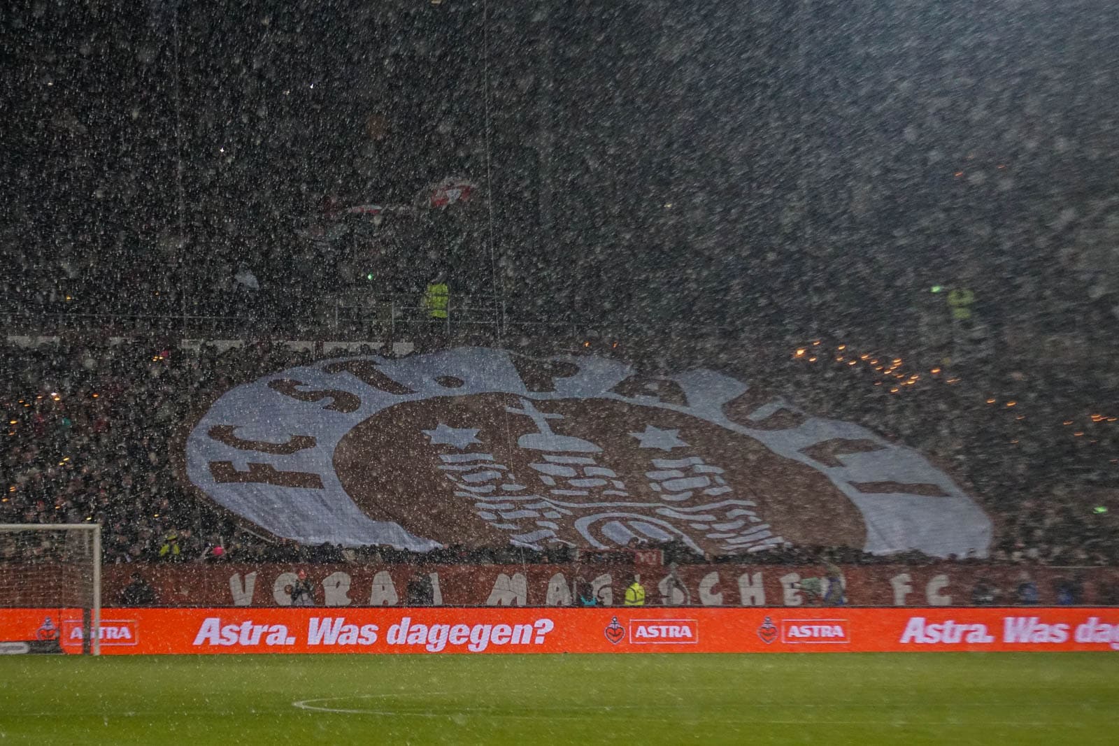 Pyroshows in de sneeuw; bijzondere avond bij derby Sankt Pauli – HSV