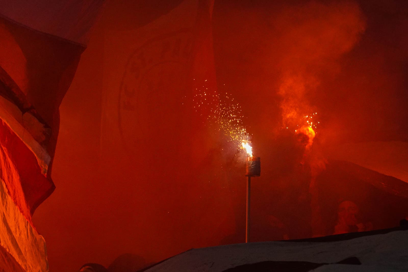 Pyroshows in de sneeuw; bijzondere avond bij derby Sankt Pauli – HSV