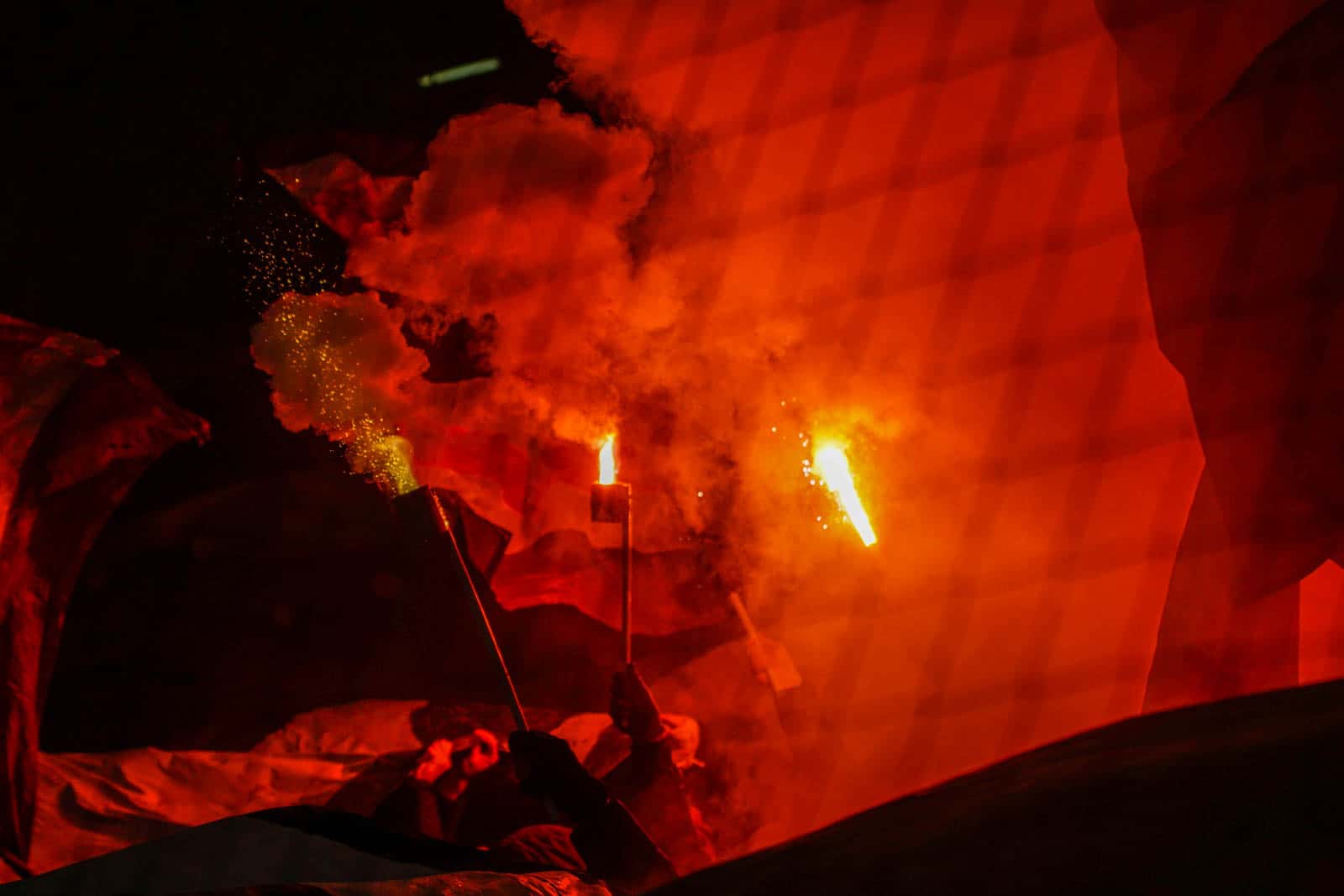 Pyroshows in de sneeuw; bijzondere avond bij derby Sankt Pauli – HSV