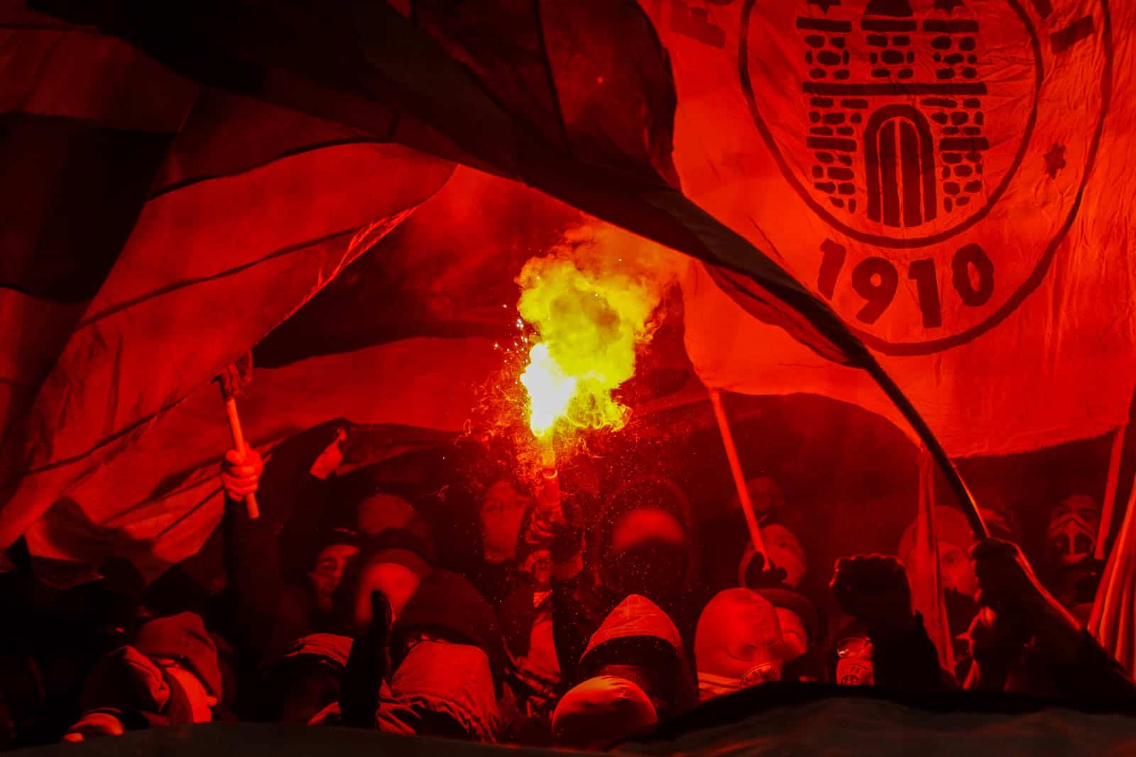 Pyroshows in de sneeuw; bijzondere avond bij derby Sankt Pauli – HSV