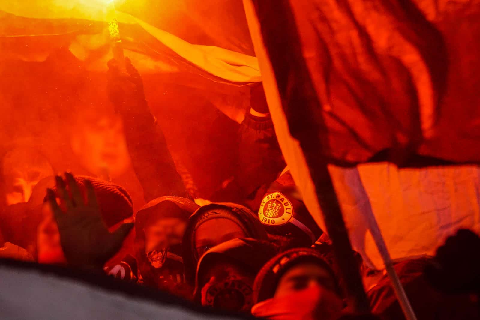 Pyroshows in de sneeuw; bijzondere avond bij derby Sankt Pauli – HSV