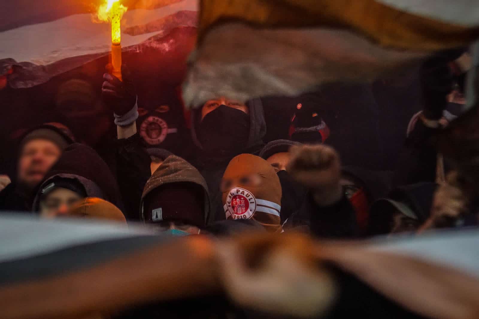 Pyroshows in de sneeuw; bijzondere avond bij derby Sankt Pauli – HSV