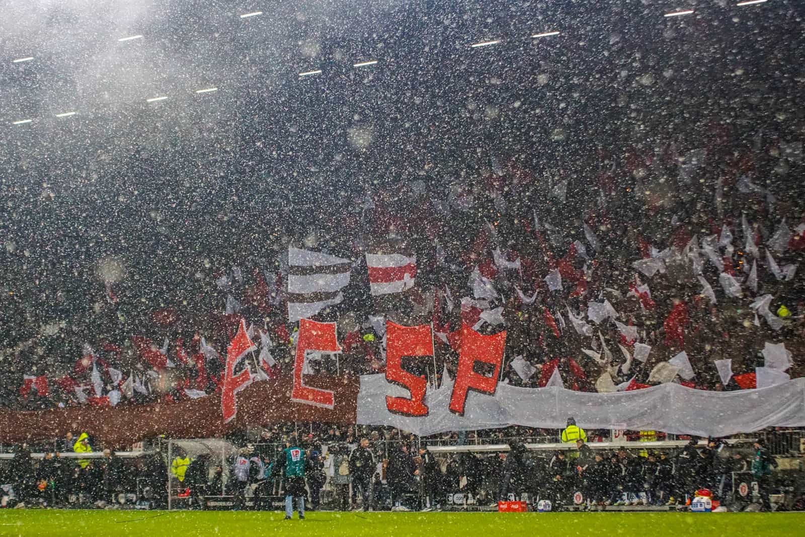 Pyroshows in de sneeuw; bijzondere avond bij derby Sankt Pauli – HSV