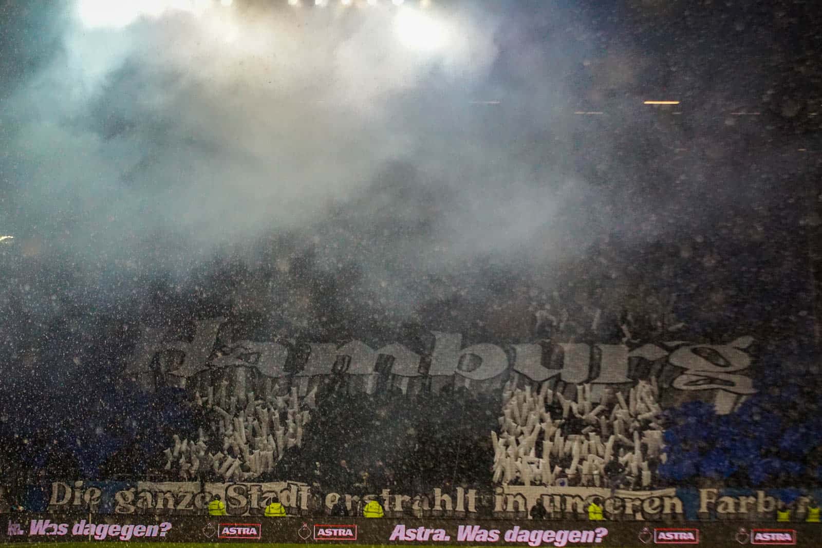 Pyroshows in de sneeuw; bijzondere avond bij derby Sankt Pauli – HSV