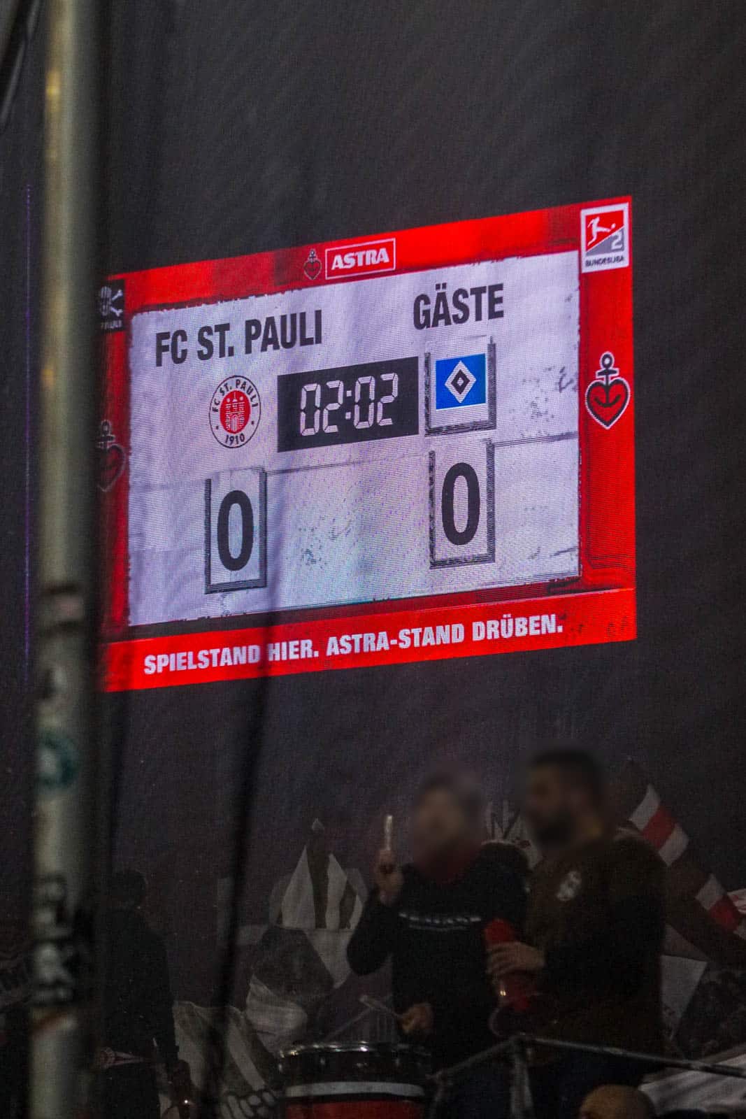 Pyroshows in de sneeuw; bijzondere avond bij derby Sankt Pauli – HSV