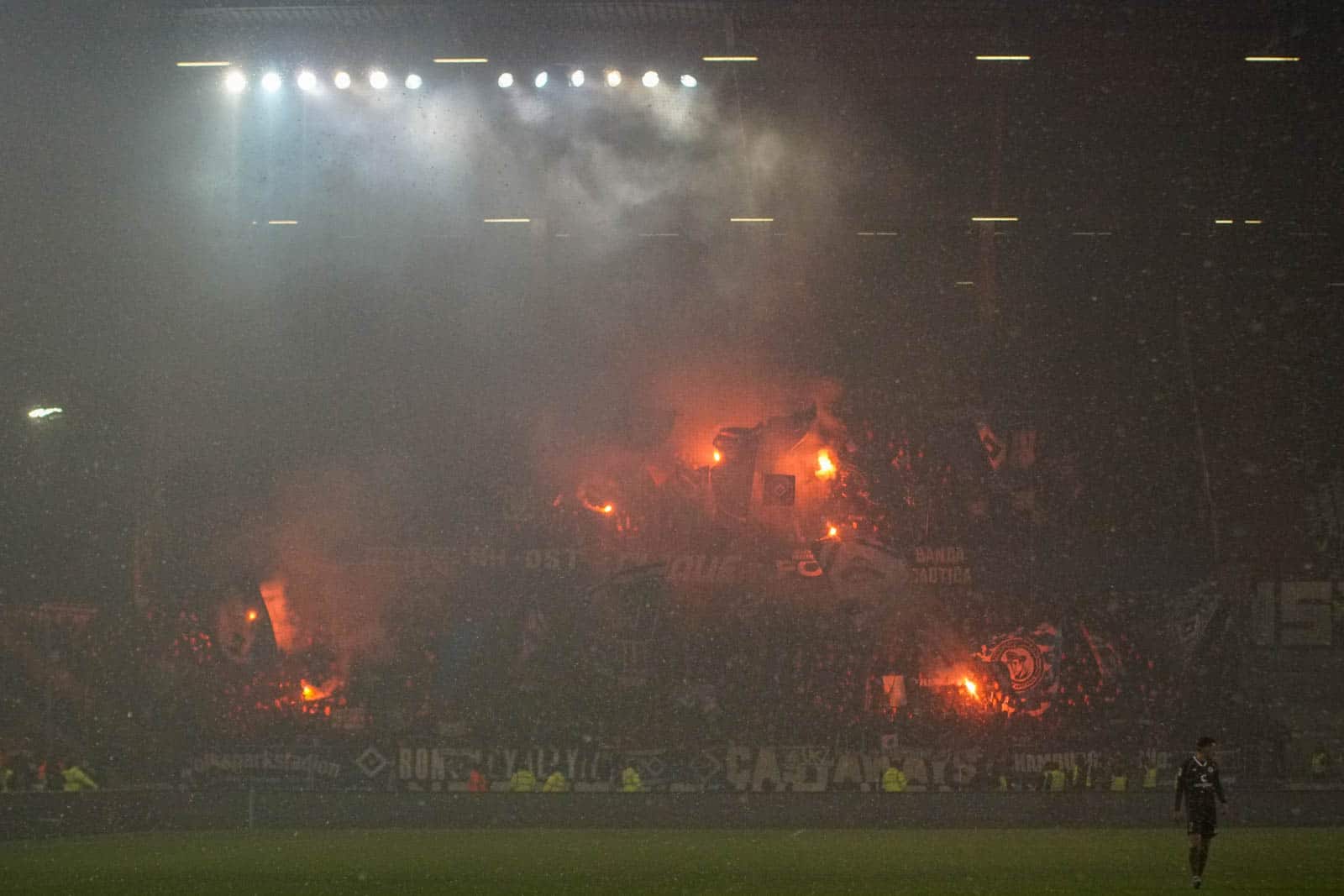 Pyroshows in de sneeuw; bijzondere avond bij derby Sankt Pauli – HSV