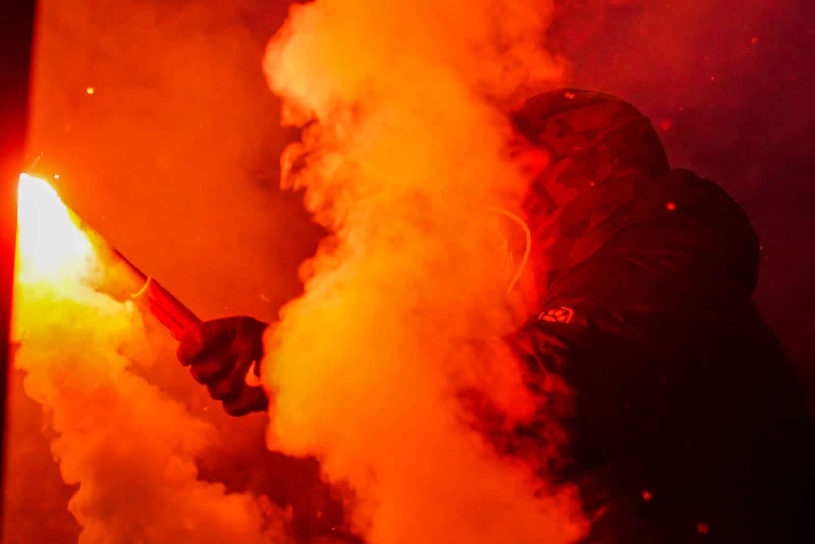 Pyroshows in de sneeuw; bijzondere avond bij derby Sankt Pauli – HSV