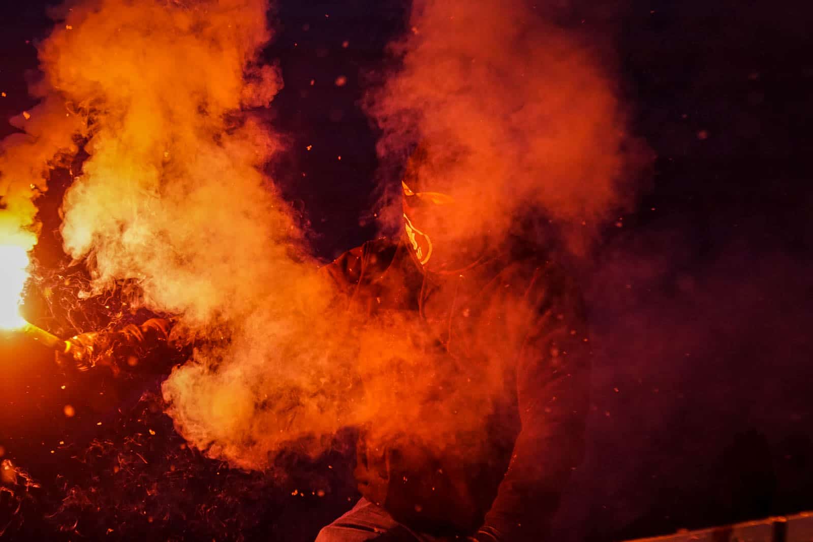 Pyroshows in de sneeuw; bijzondere avond bij derby Sankt Pauli – HSV