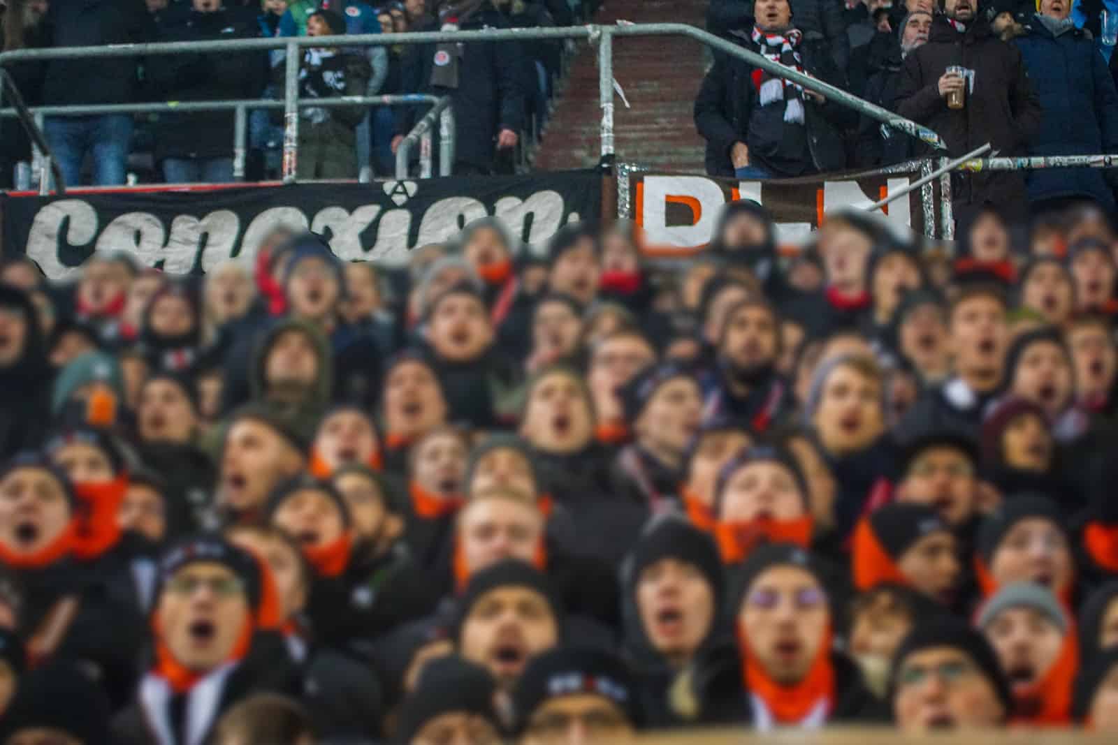 Pyroshows in de sneeuw; bijzondere avond bij derby Sankt Pauli – HSV