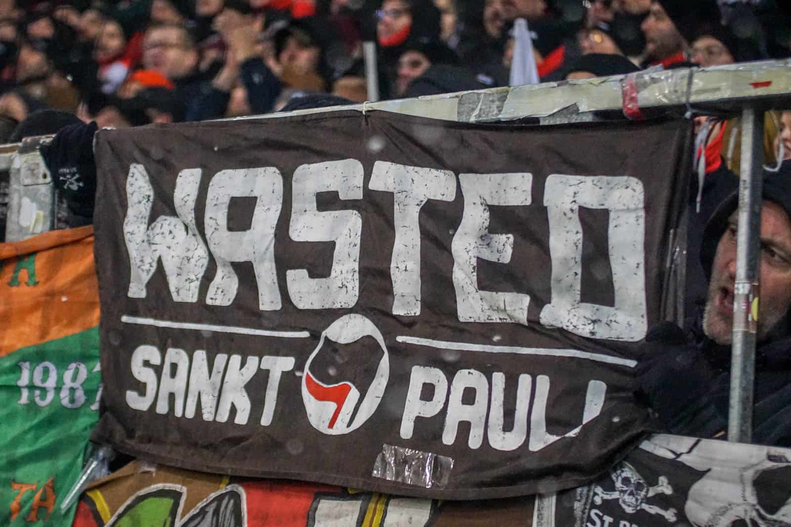 Pyroshows in de sneeuw; bijzondere avond bij derby Sankt Pauli – HSV