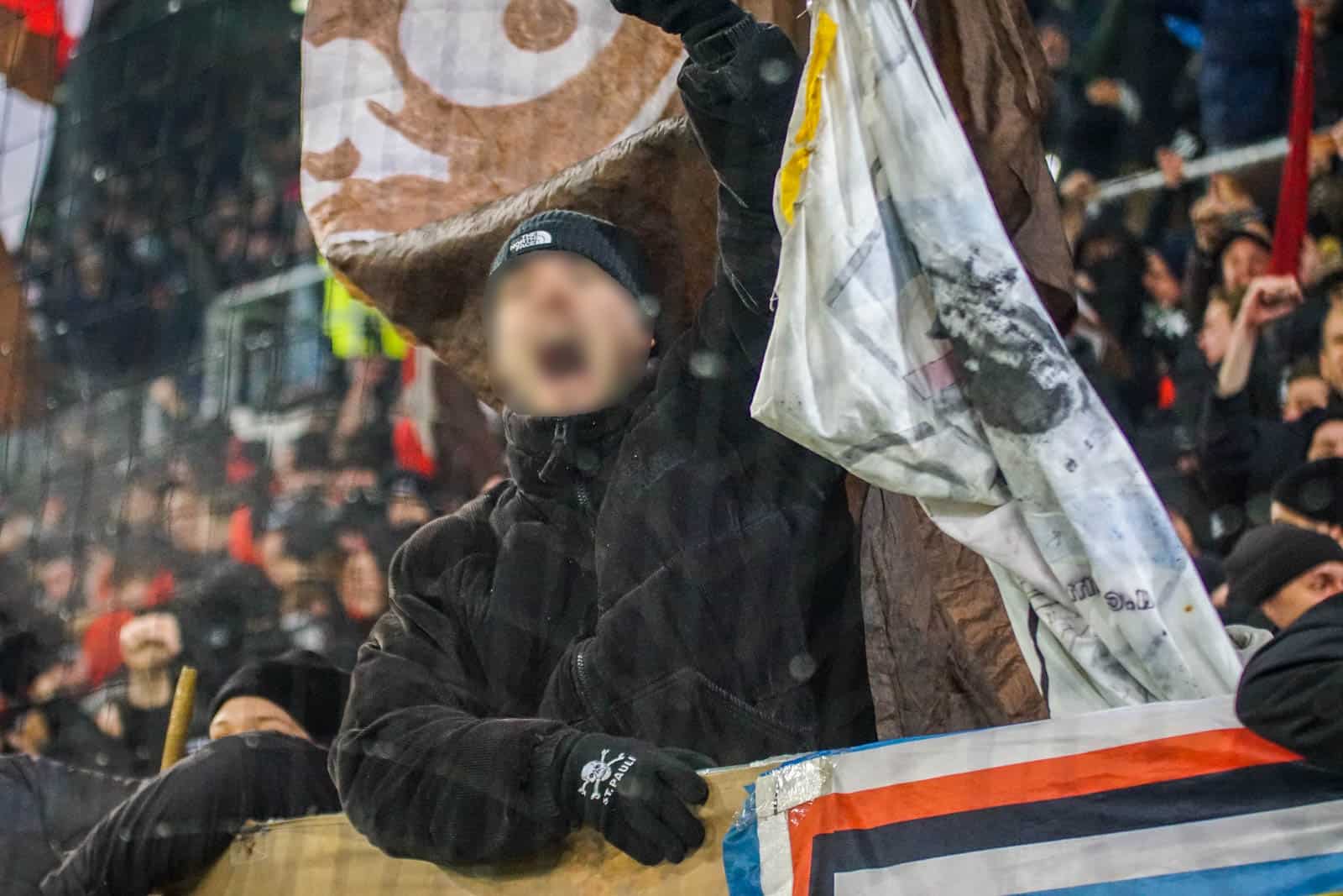 Pyroshows in de sneeuw; bijzondere avond bij derby Sankt Pauli – HSV