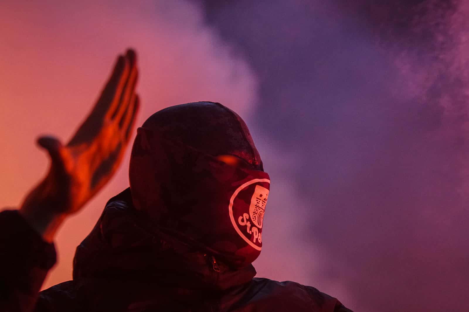 Pyroshows in de sneeuw; bijzondere avond bij derby Sankt Pauli – HSV