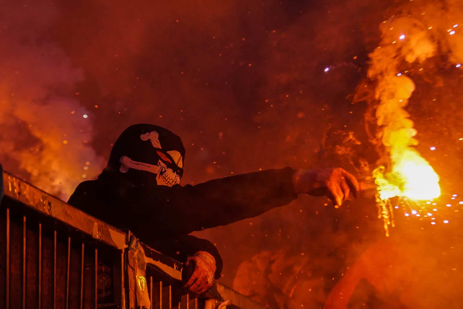 Pyroshows in de sneeuw; bijzondere avond bij derby Sankt Pauli – HSV