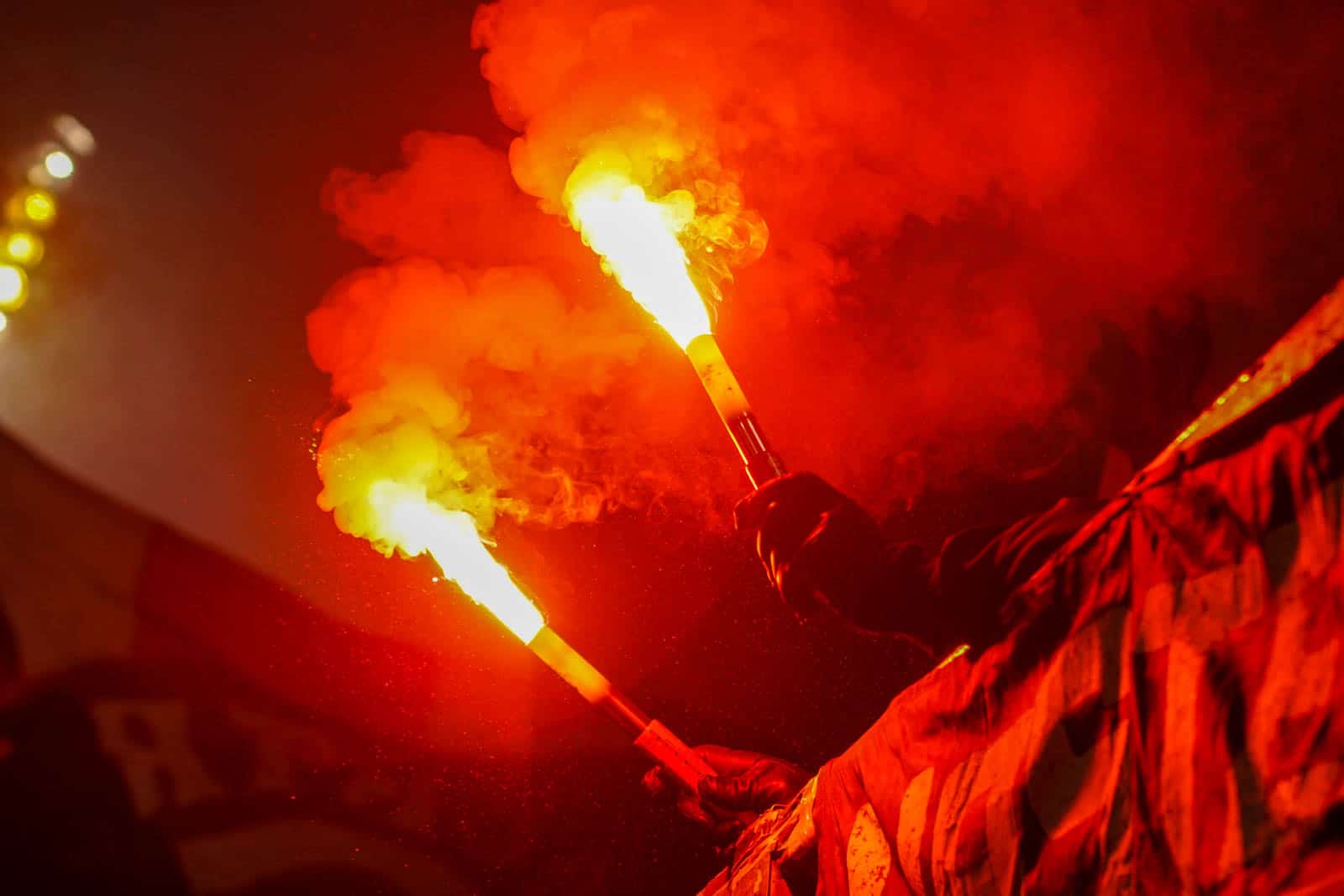 Pyroshows in de sneeuw; bijzondere avond bij derby Sankt Pauli – HSV
