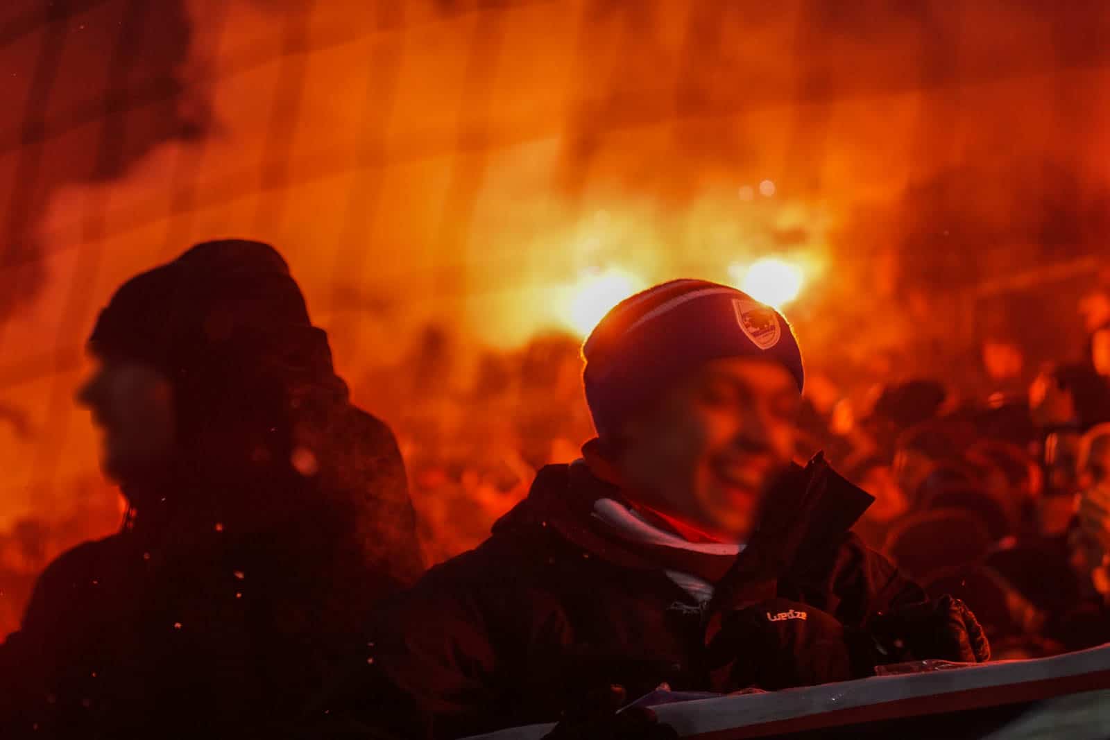 Pyroshows in de sneeuw; bijzondere avond bij derby Sankt Pauli – HSV