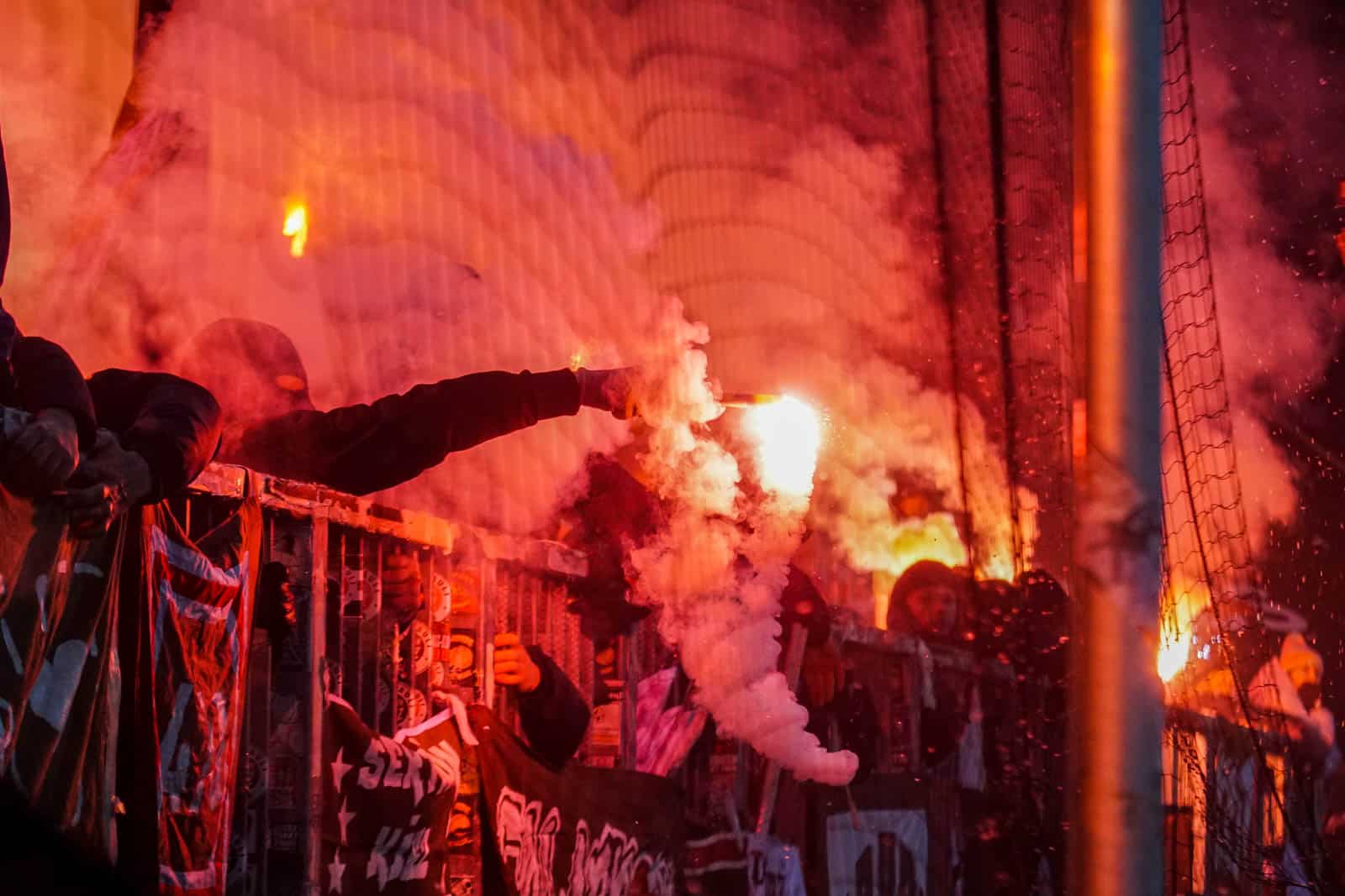 Pyroshows in de sneeuw; bijzondere avond bij derby Sankt Pauli – HSV